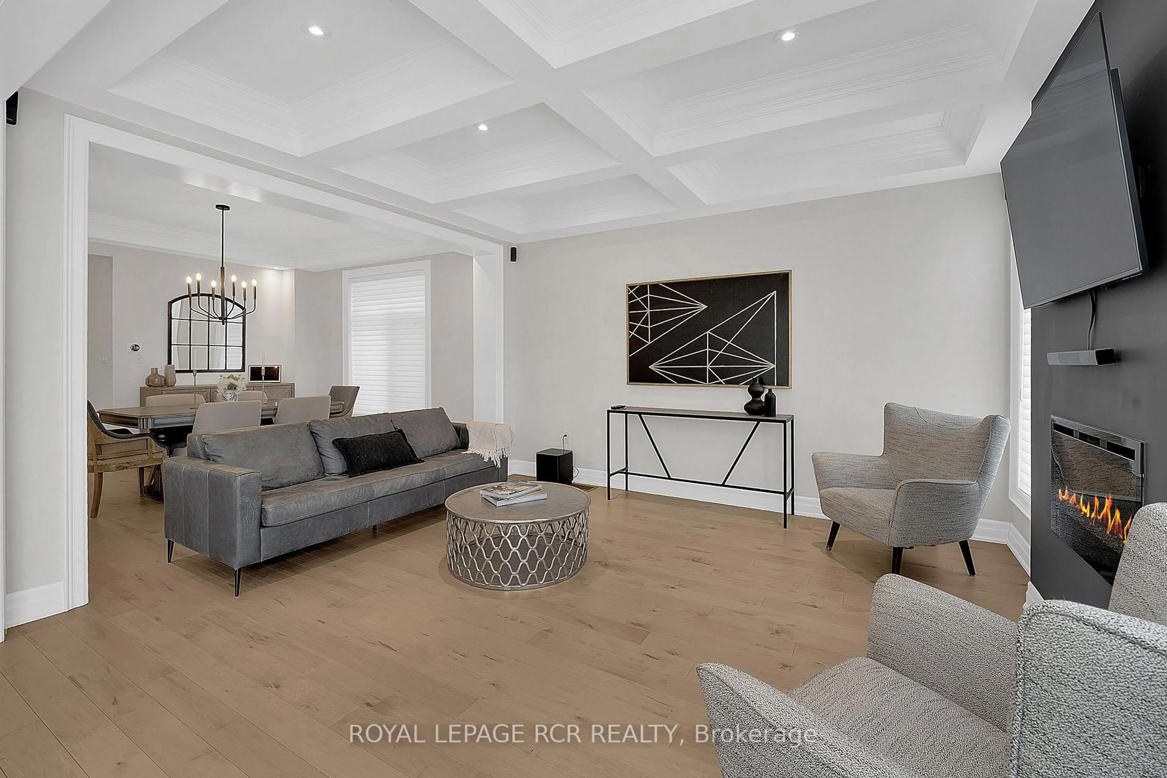 Living room with furniture, wood/laminate floor for 32 Tatton Crt, King Ontario L7B 0C3