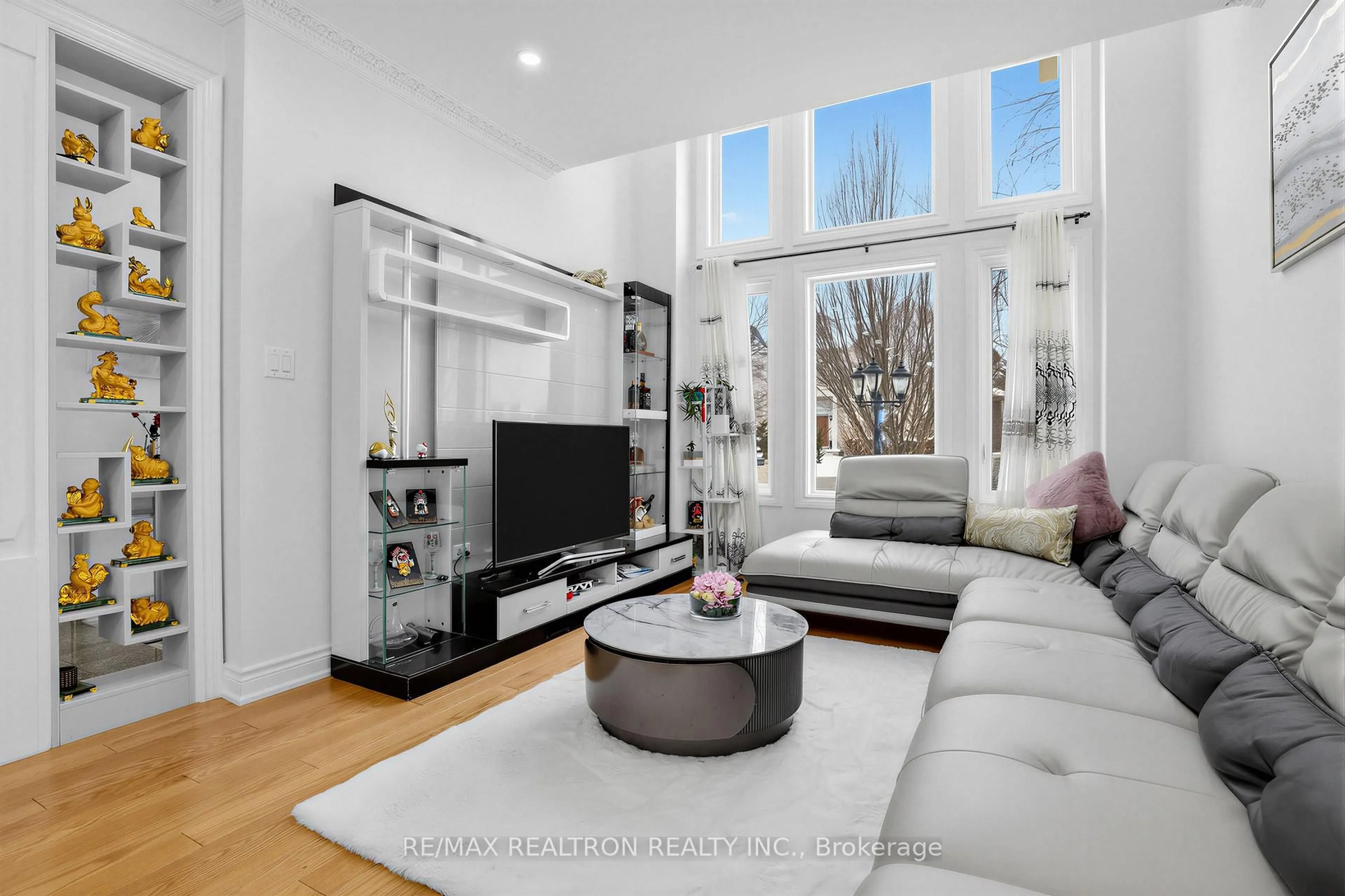 Living room with furniture, unknown for 71 Plum Tree Circ, Markham Ontario L6C 1V9