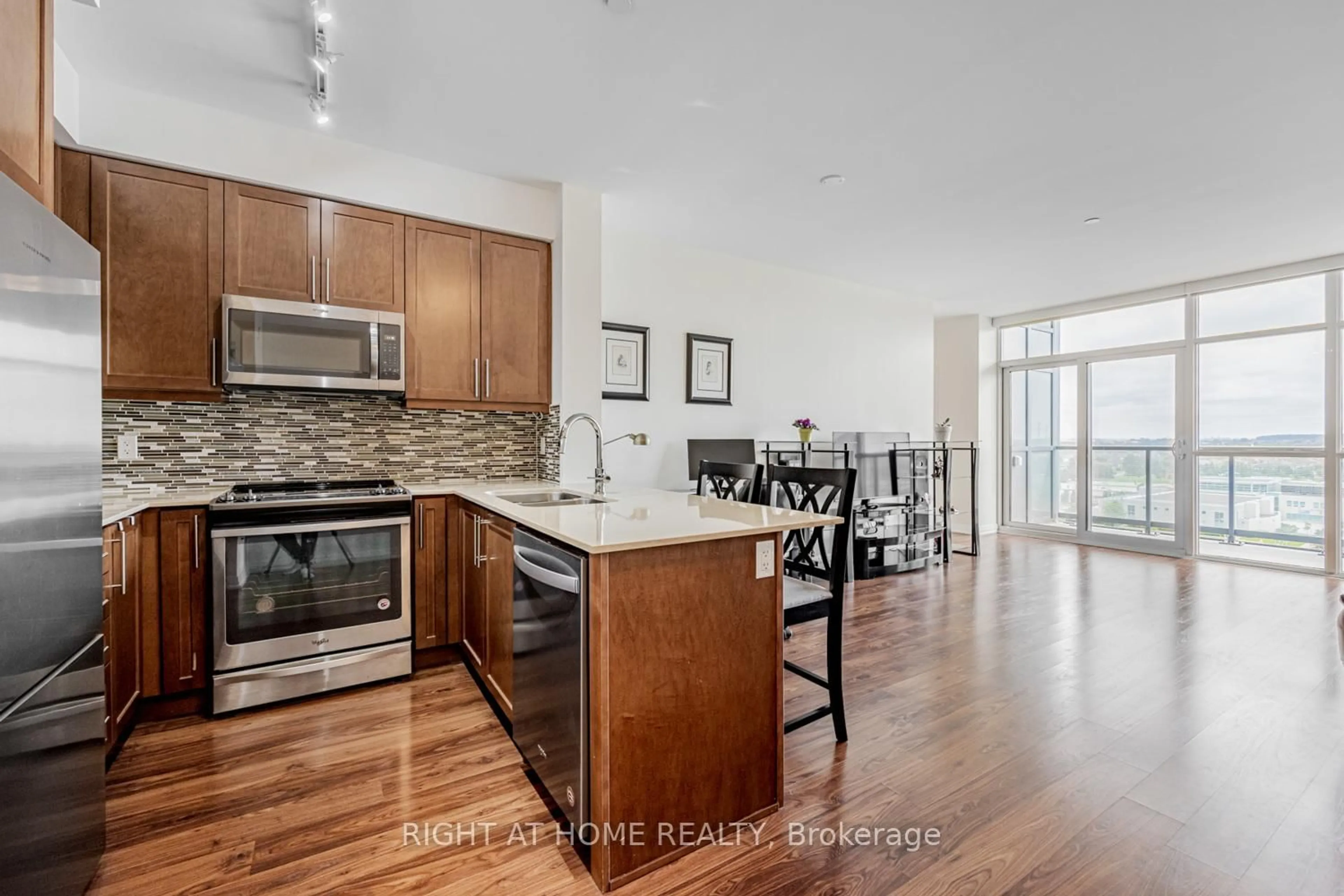 Open concept kitchen, unknown for 65 Oneida Cres #1010, Richmond Hill Ontario L4B 0G9