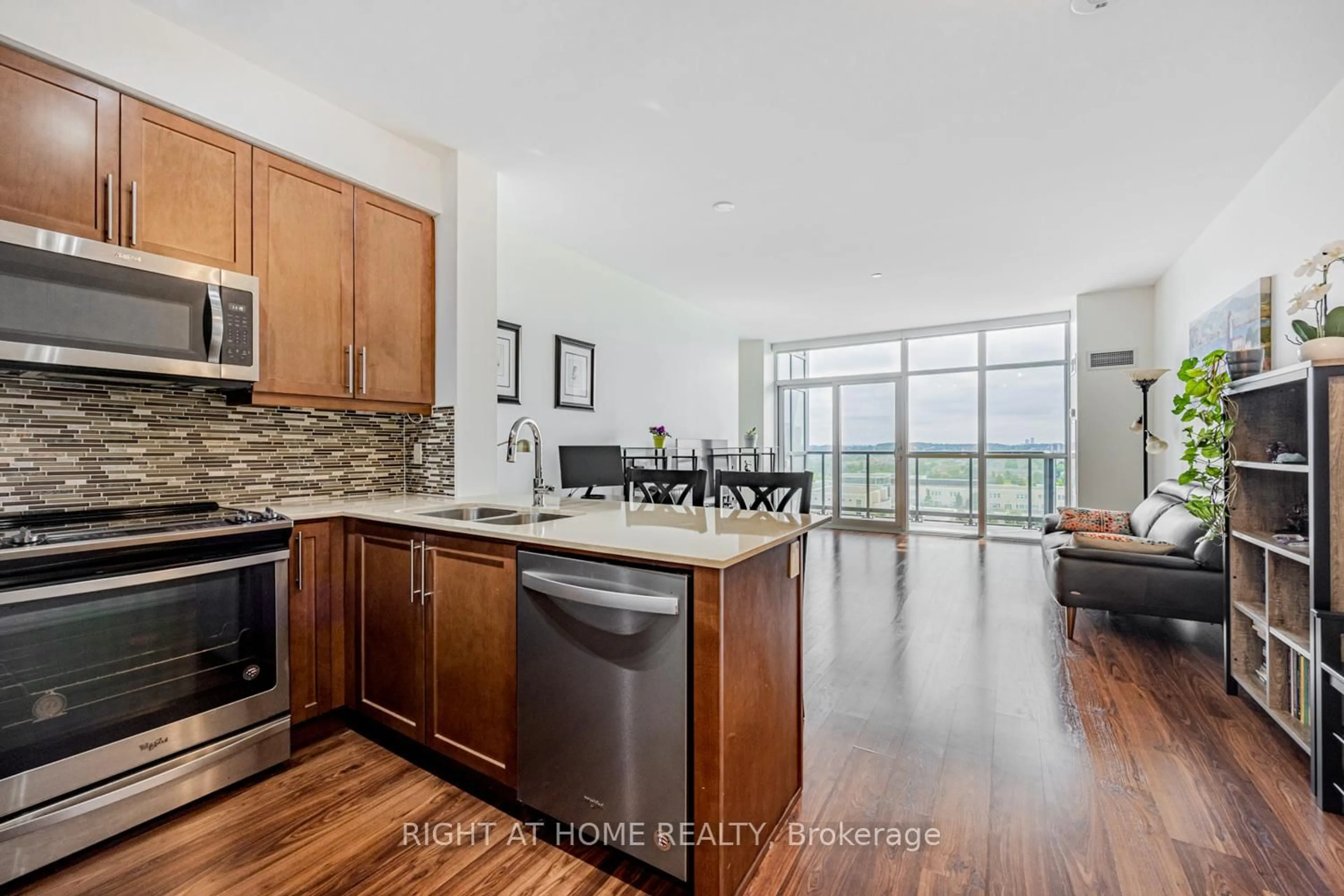 Open concept kitchen, unknown for 65 Oneida Cres #1010, Richmond Hill Ontario L4B 0G9