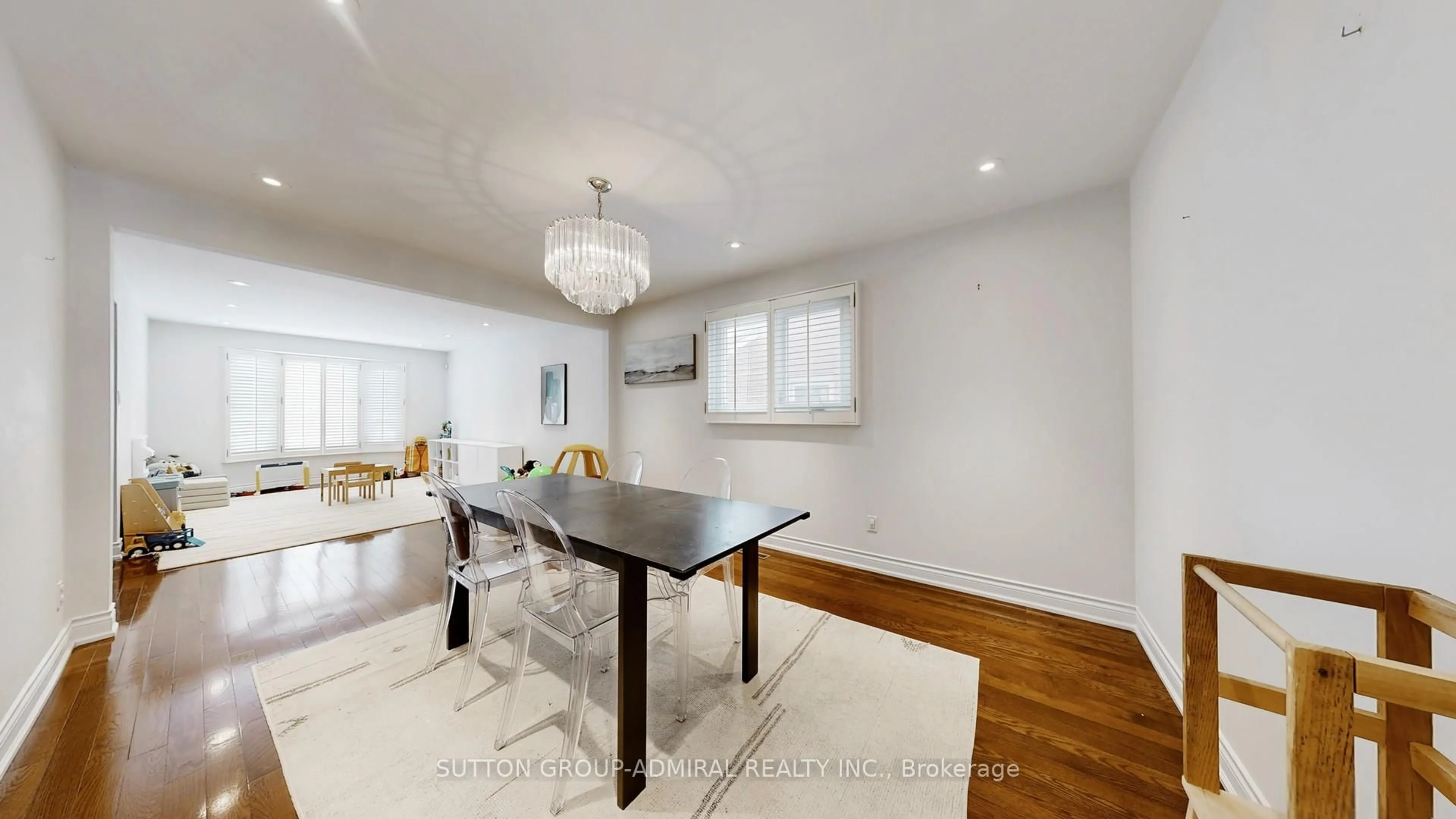 Dining room, wood/laminate floor for 239 Rose Green Dr, Vaughan Ontario L4J 4R3