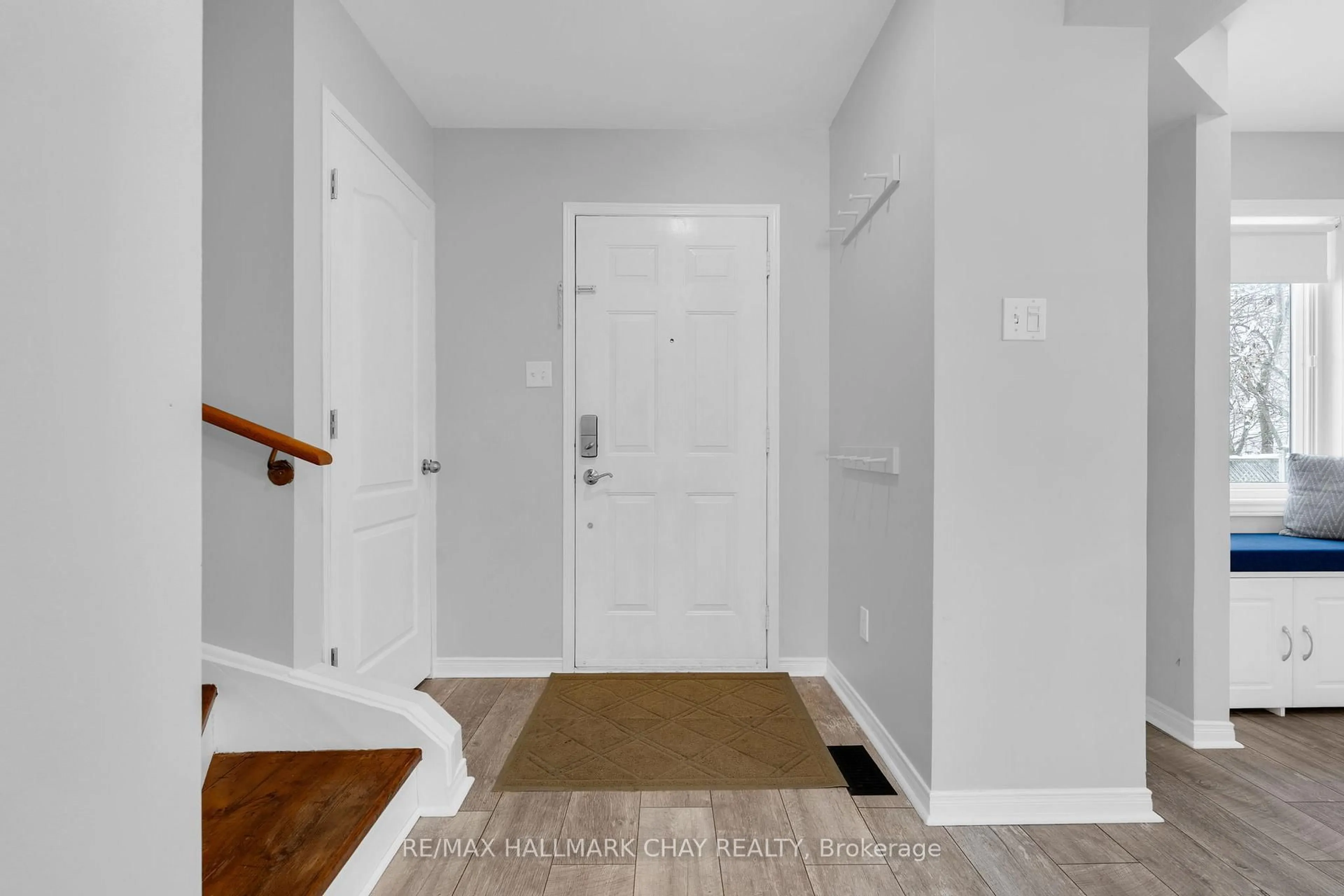 Indoor entryway for 20 Daniele Ave, New Tecumseth Ontario L0G 1A0