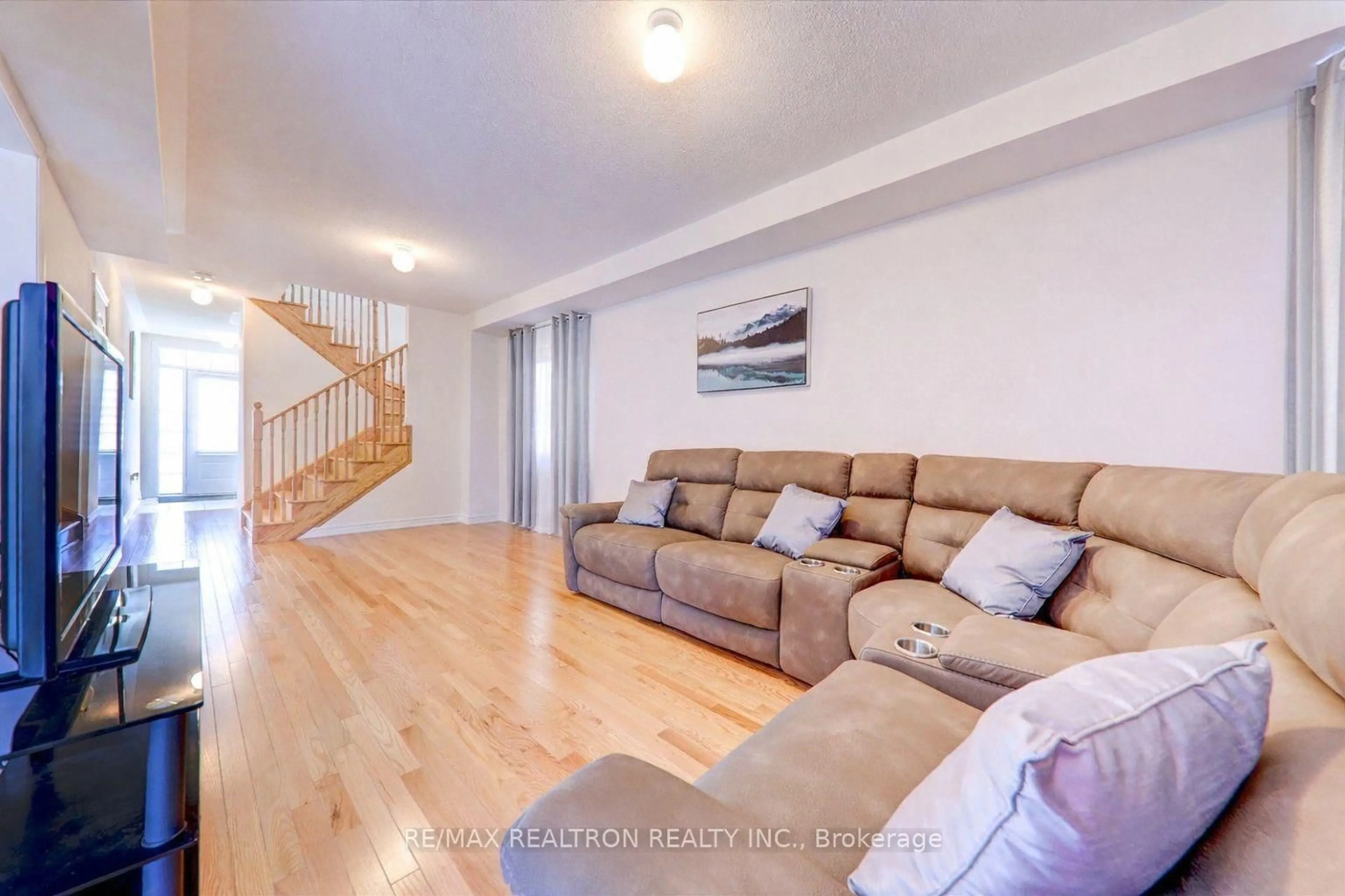Living room with furniture, wood/laminate floor for 122 Cliff Thompson Crt, Georgina Ontario L0E 1R0