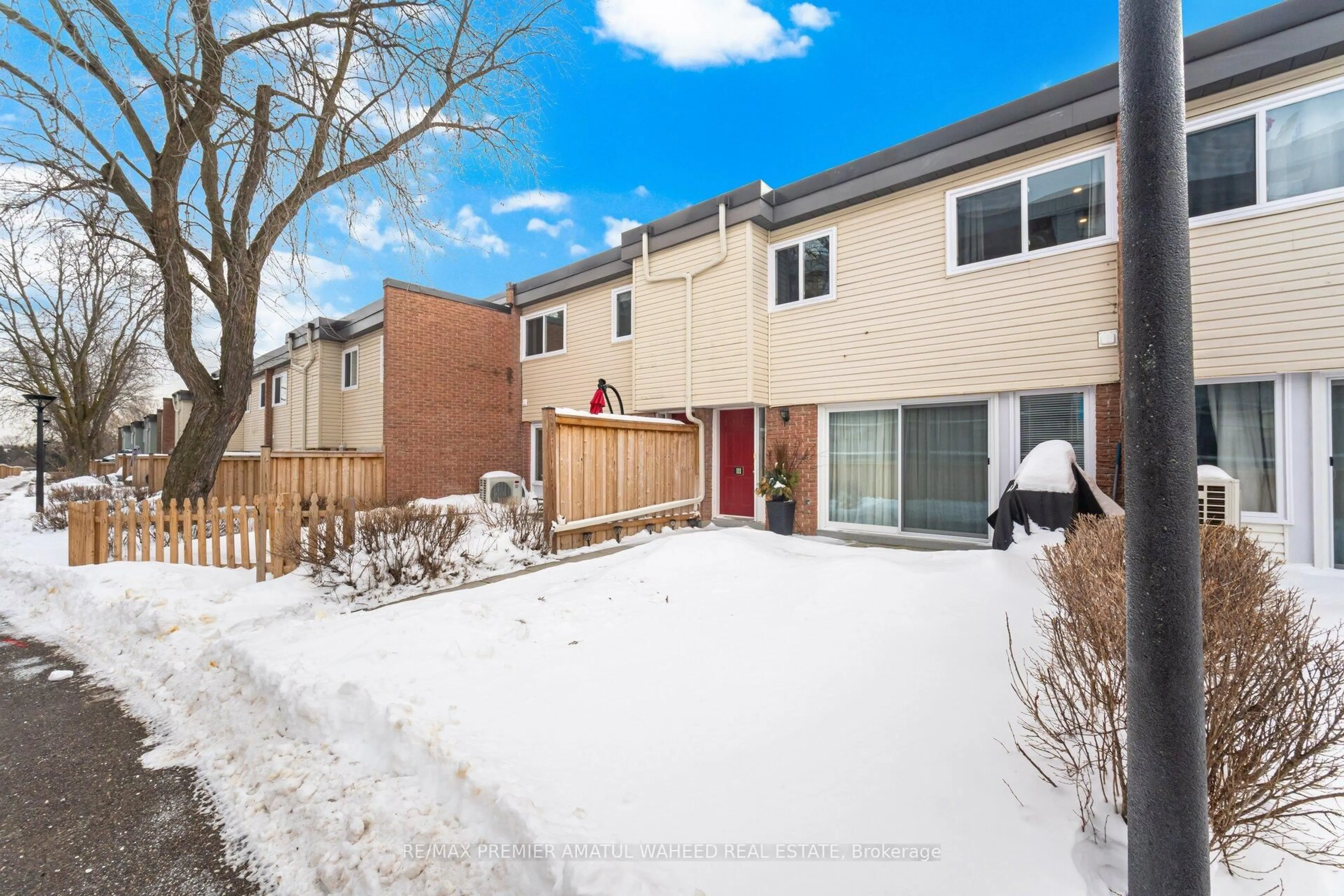 Patio, street for 111 Milestone Cres, Aurora Ontario L4G 3M2