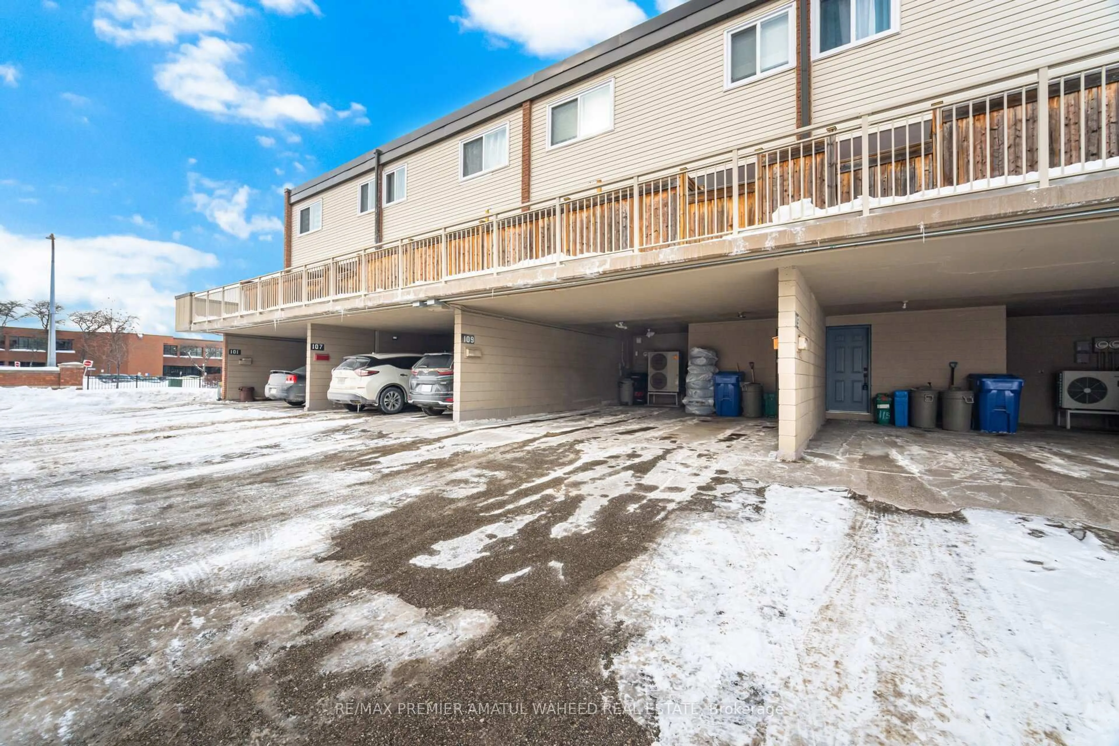 Patio, street for 111 Milestone Cres, Aurora Ontario L4G 3M2