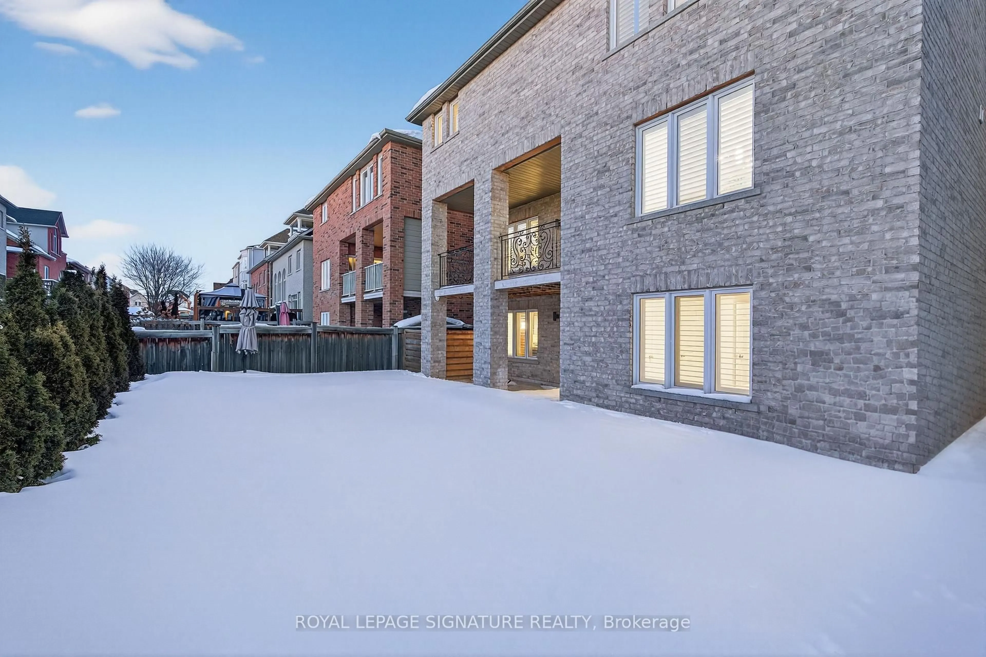A pic from outside/outdoor area/front of a property/back of a property/a pic from drone, street for 34 Gesher Cres, Vaughan Ontario L6A 0W3
