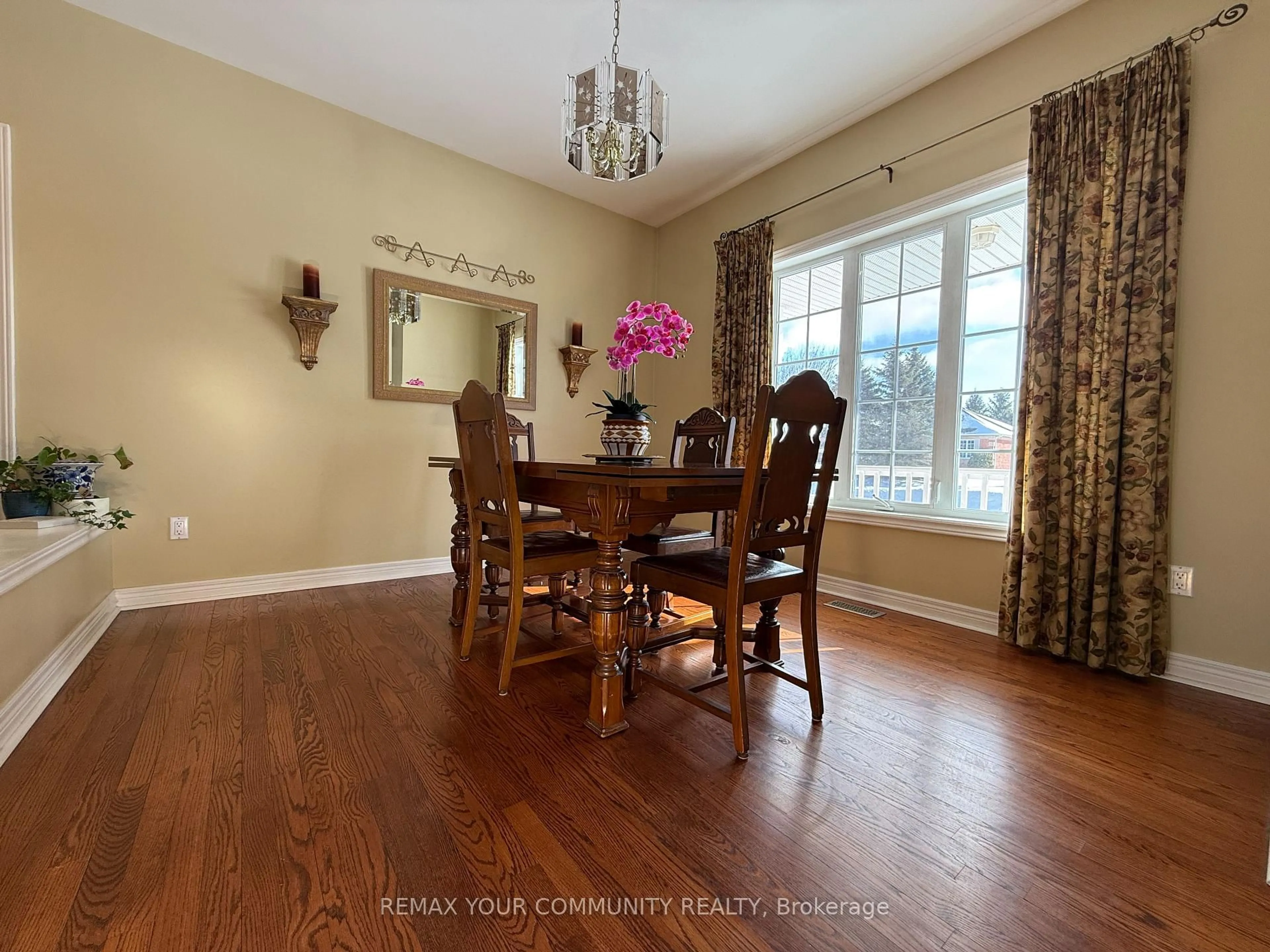 Dining room, wood/laminate floor for 22 Whitebirch Lane, East Gwillimbury Ontario L0G 1V0