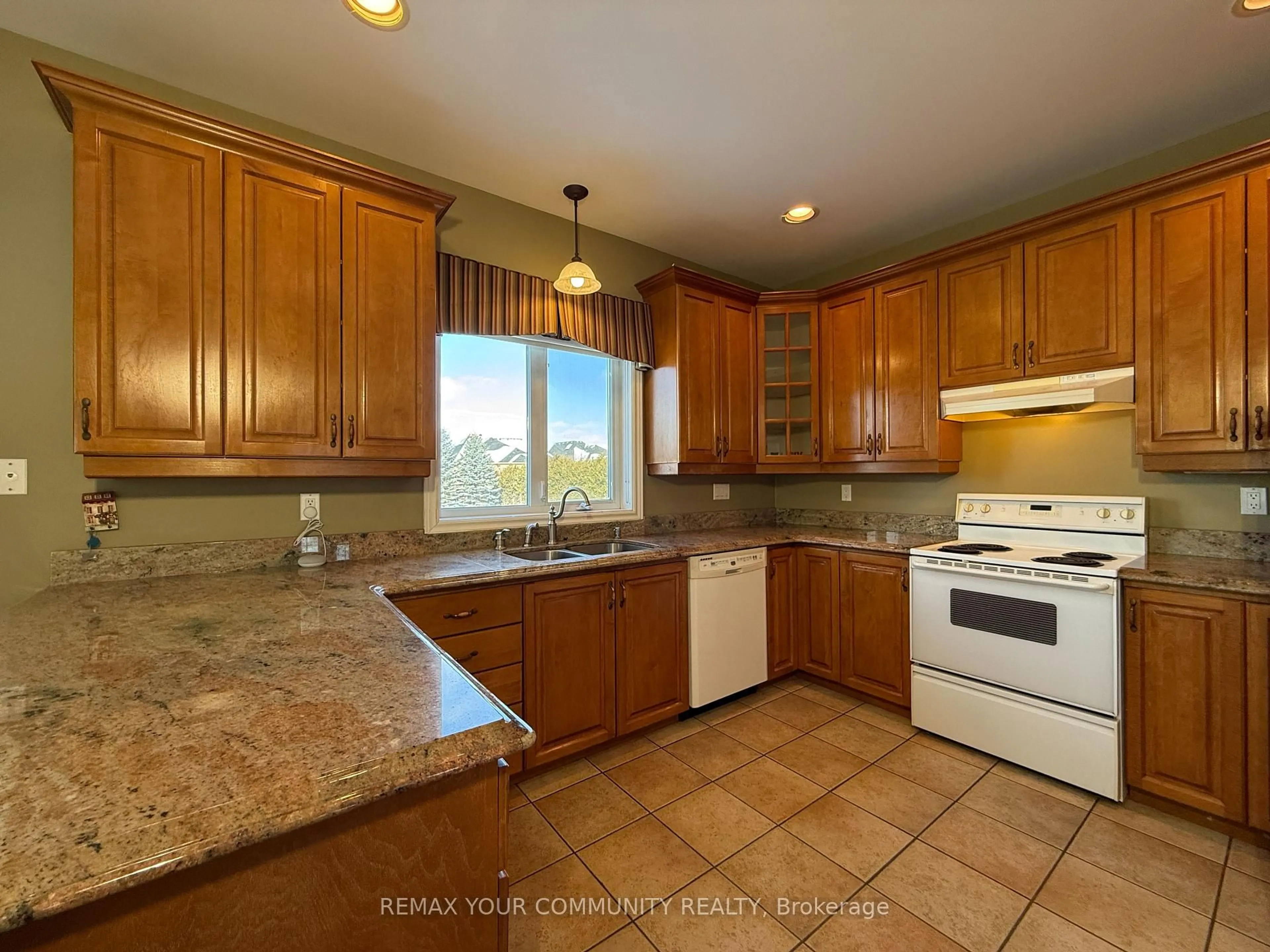 Standard kitchen, ceramic/tile floor for 22 Whitebirch Lane, East Gwillimbury Ontario L0G 1V0