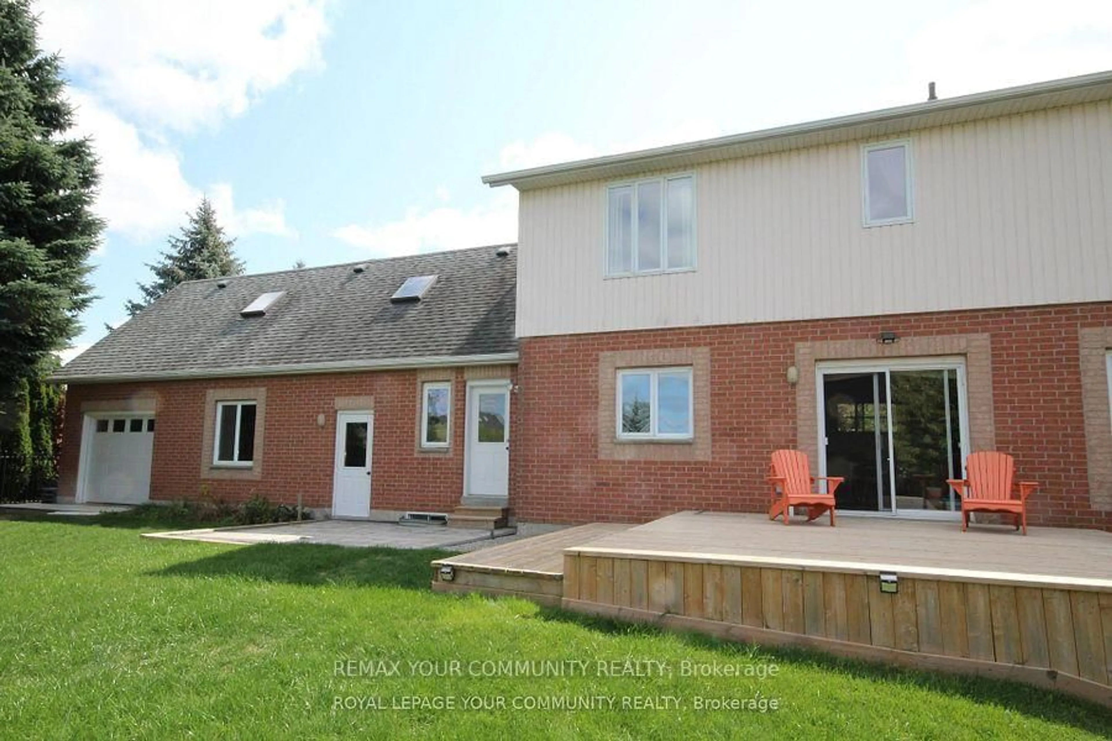 A pic from outside/outdoor area/front of a property/back of a property/a pic from drone, building for 22 Whitebirch Lane, East Gwillimbury Ontario L0G 1V0