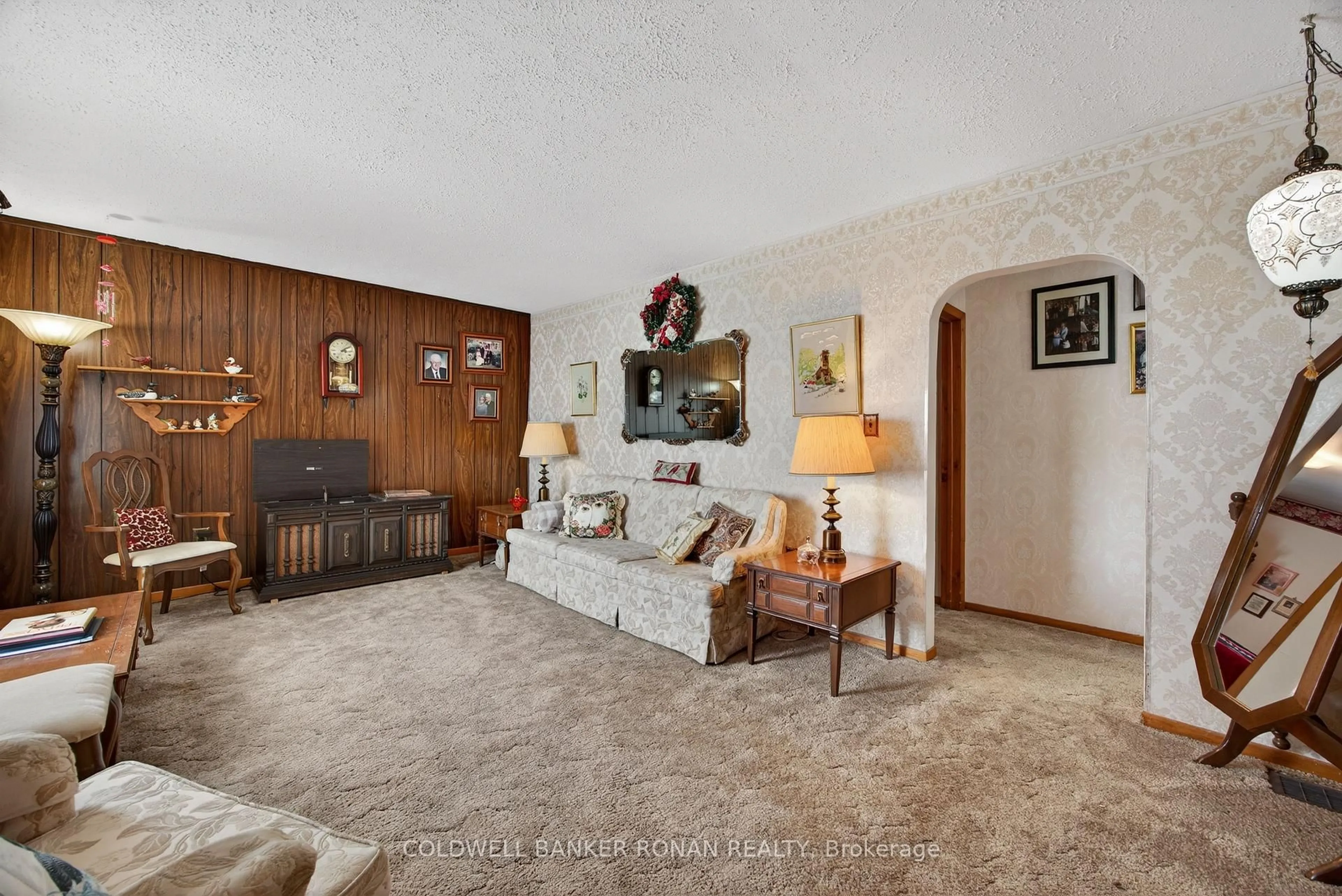 Living room with furniture, unknown for 4532 ADJALA-TECUMSETH Townline, Adjala-Tosorontio Ontario L9R 1V4