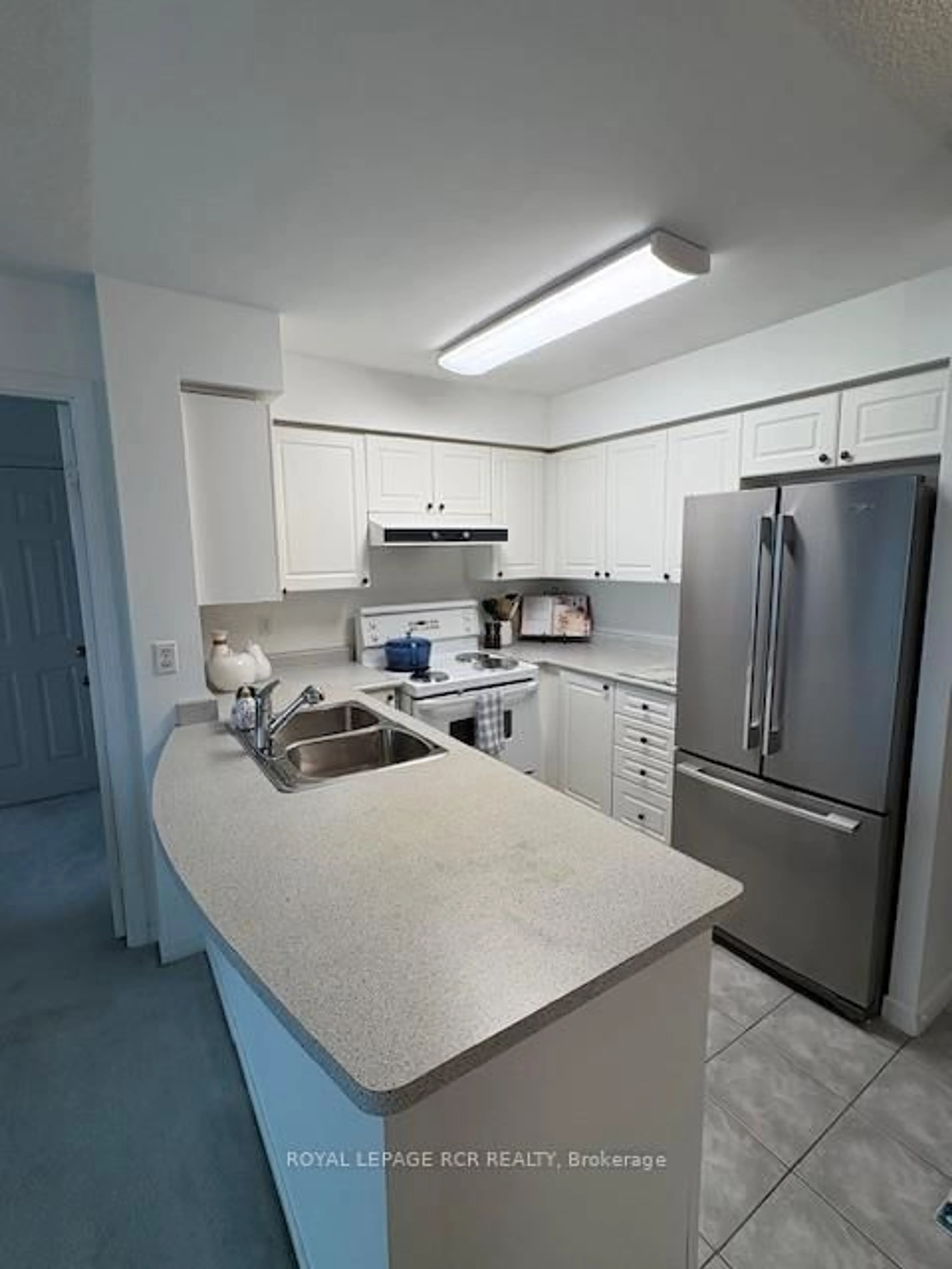Standard kitchen, unknown for 3 Ellesmere St #425, Richmond Hill Ontario L4B 4N2