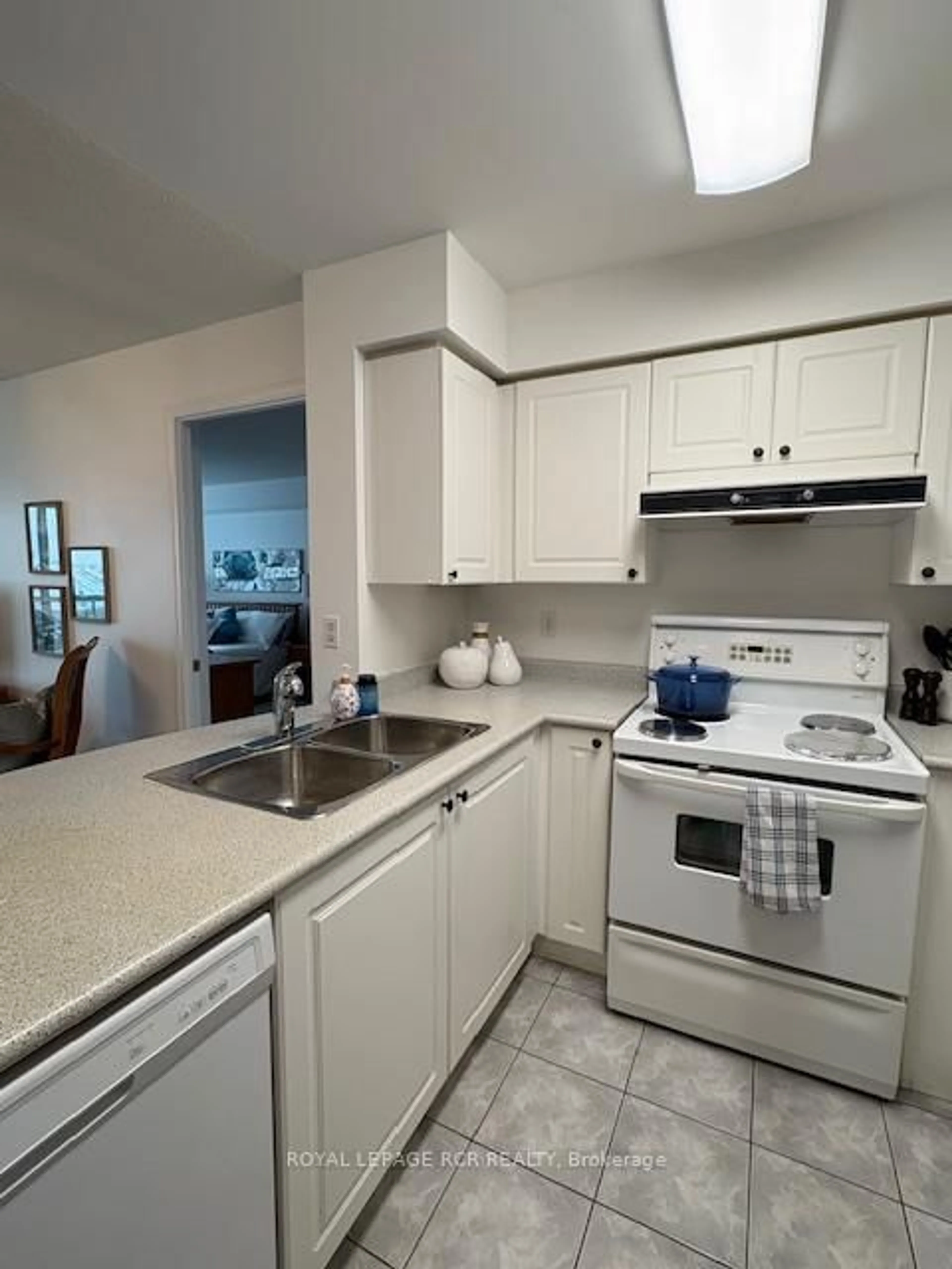 Standard kitchen, unknown for 3 Ellesmere St #425, Richmond Hill Ontario L4B 4N2