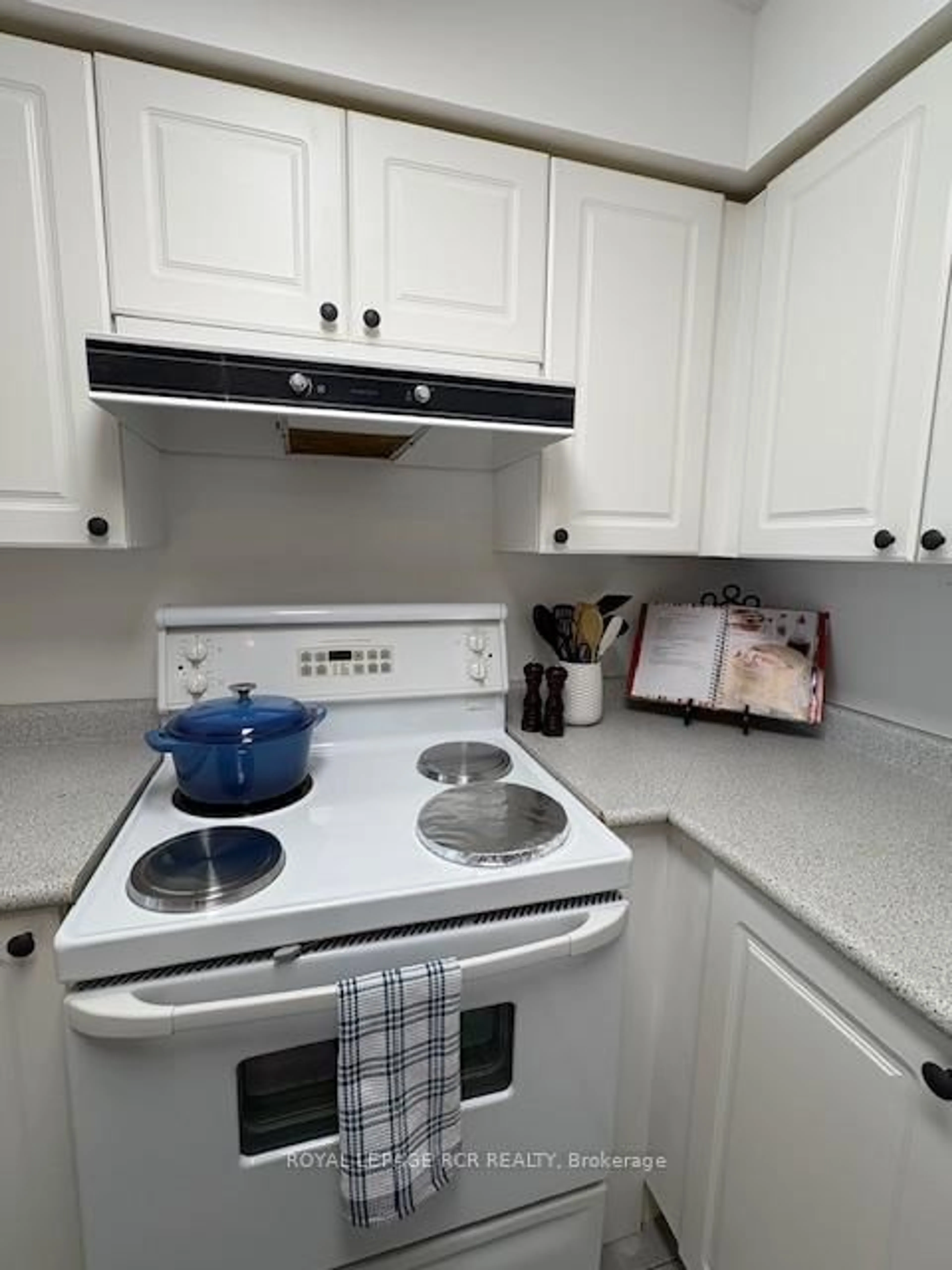 Standard kitchen, unknown for 3 Ellesmere St #425, Richmond Hill Ontario L4B 4N2
