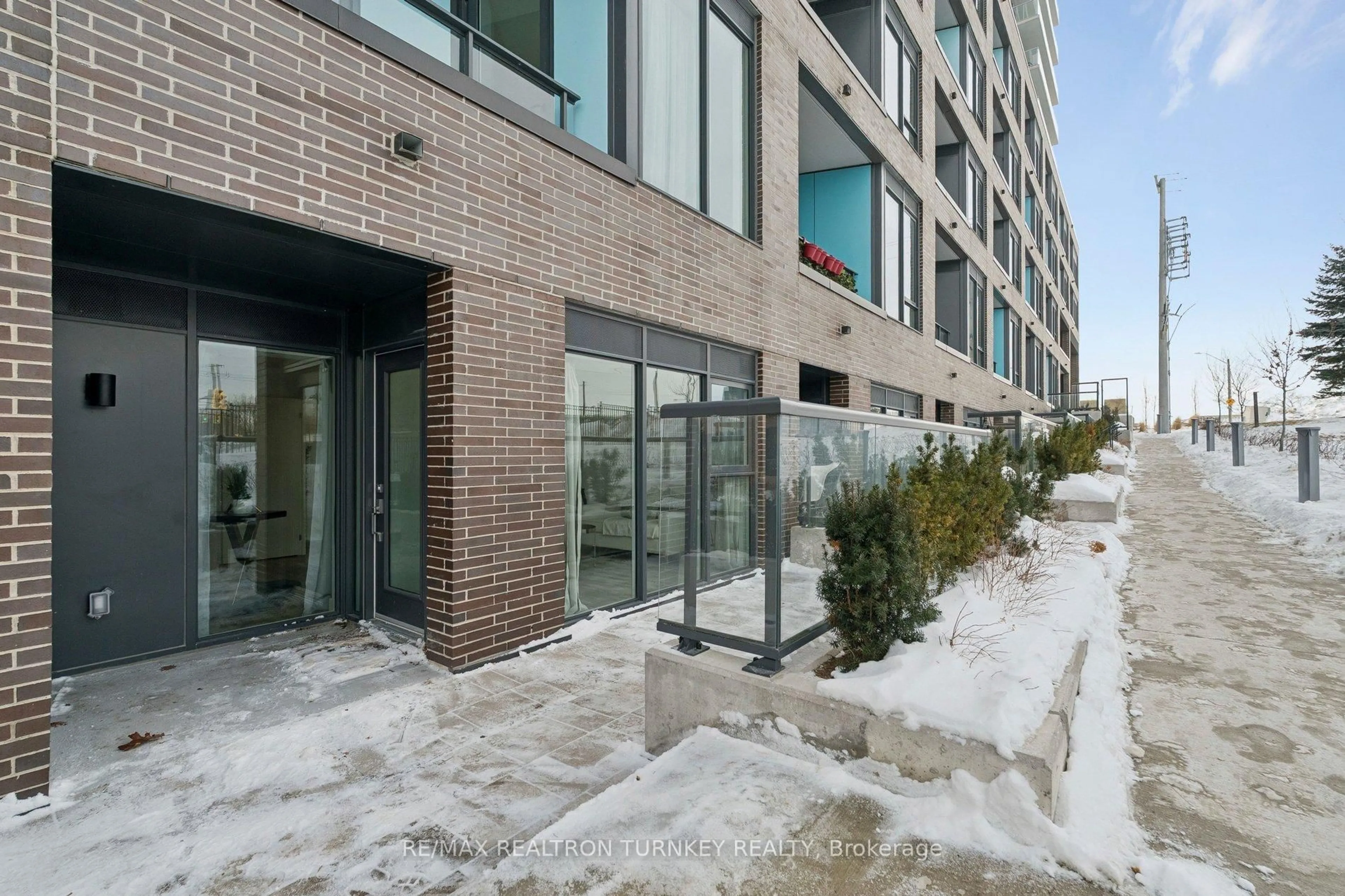 Indoor foyer for 185 Deerfield Rd #018, Newmarket Ontario L3Y 0G7