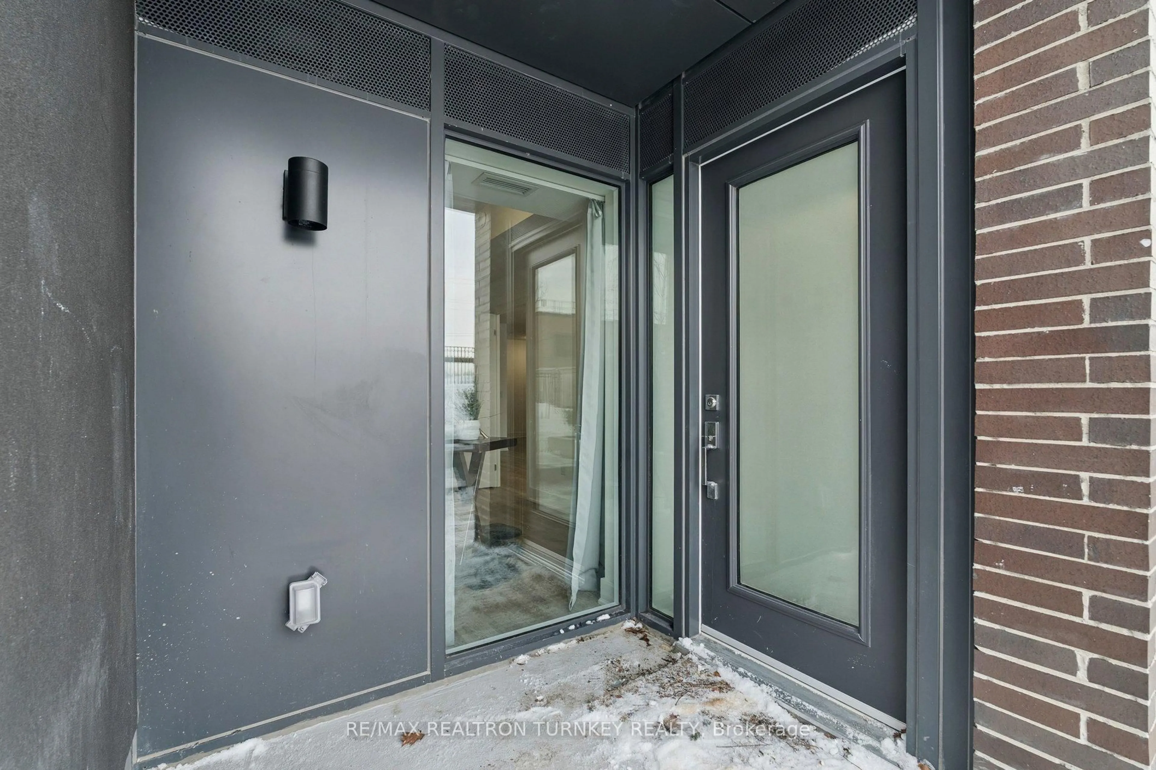 Indoor entryway for 185 Deerfield Rd #018, Newmarket Ontario L3Y 0G7