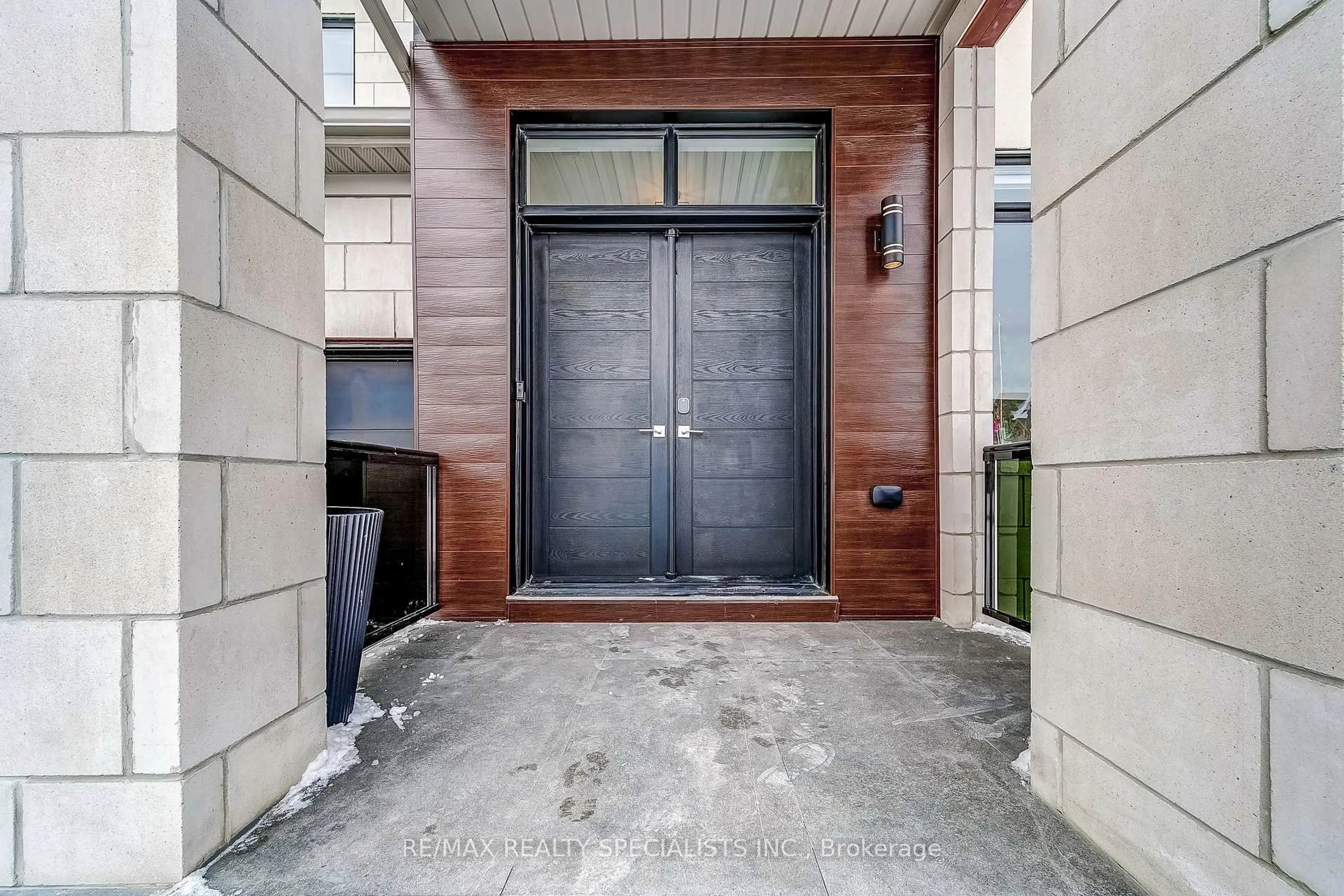 Indoor entryway for 146 Jonkman Blvd, Bradford West Gwillimbury Ontario L3Z 4J8