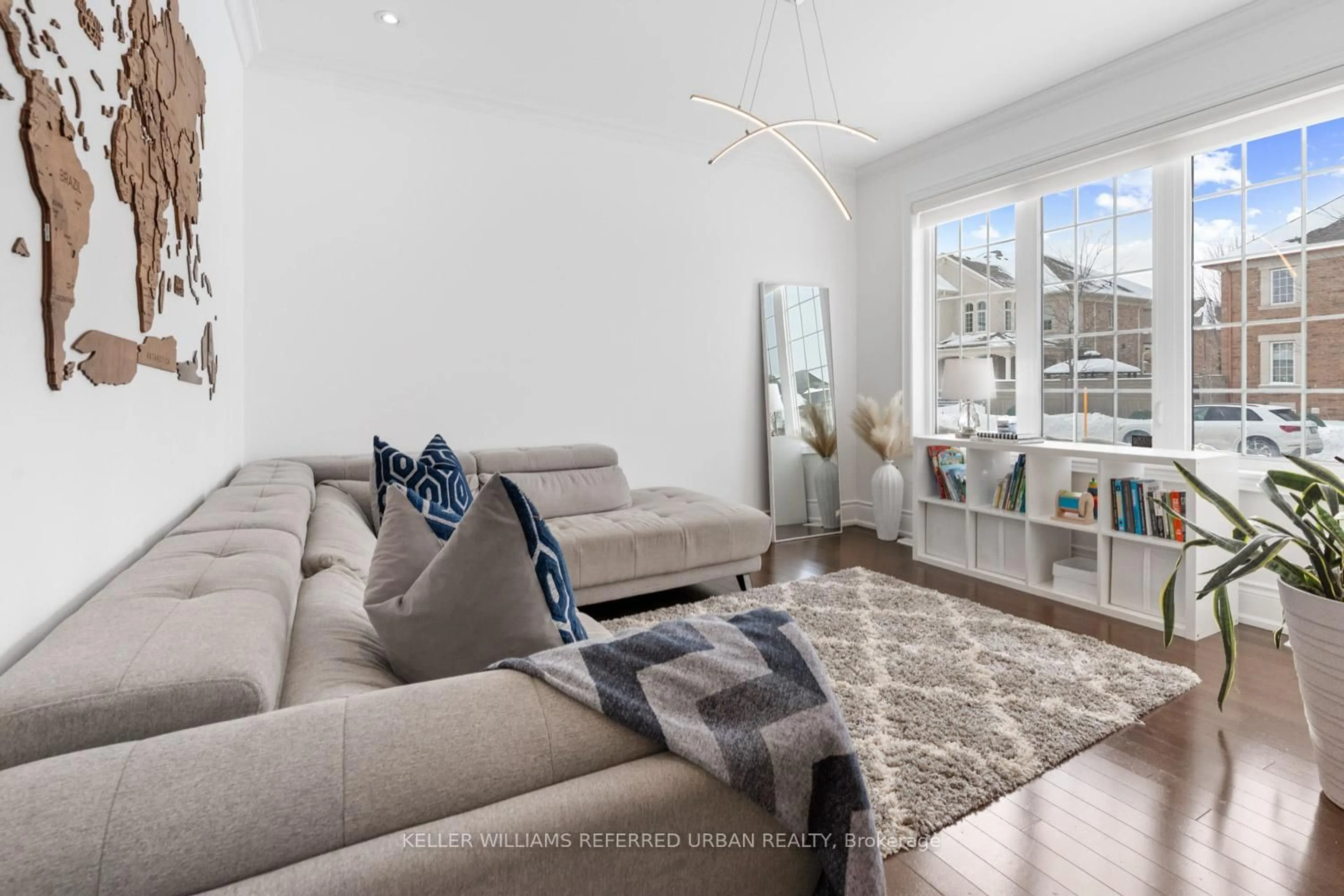 Living room with furniture, unknown for 17 Bighorn Tr, King Ontario L7B 0A5