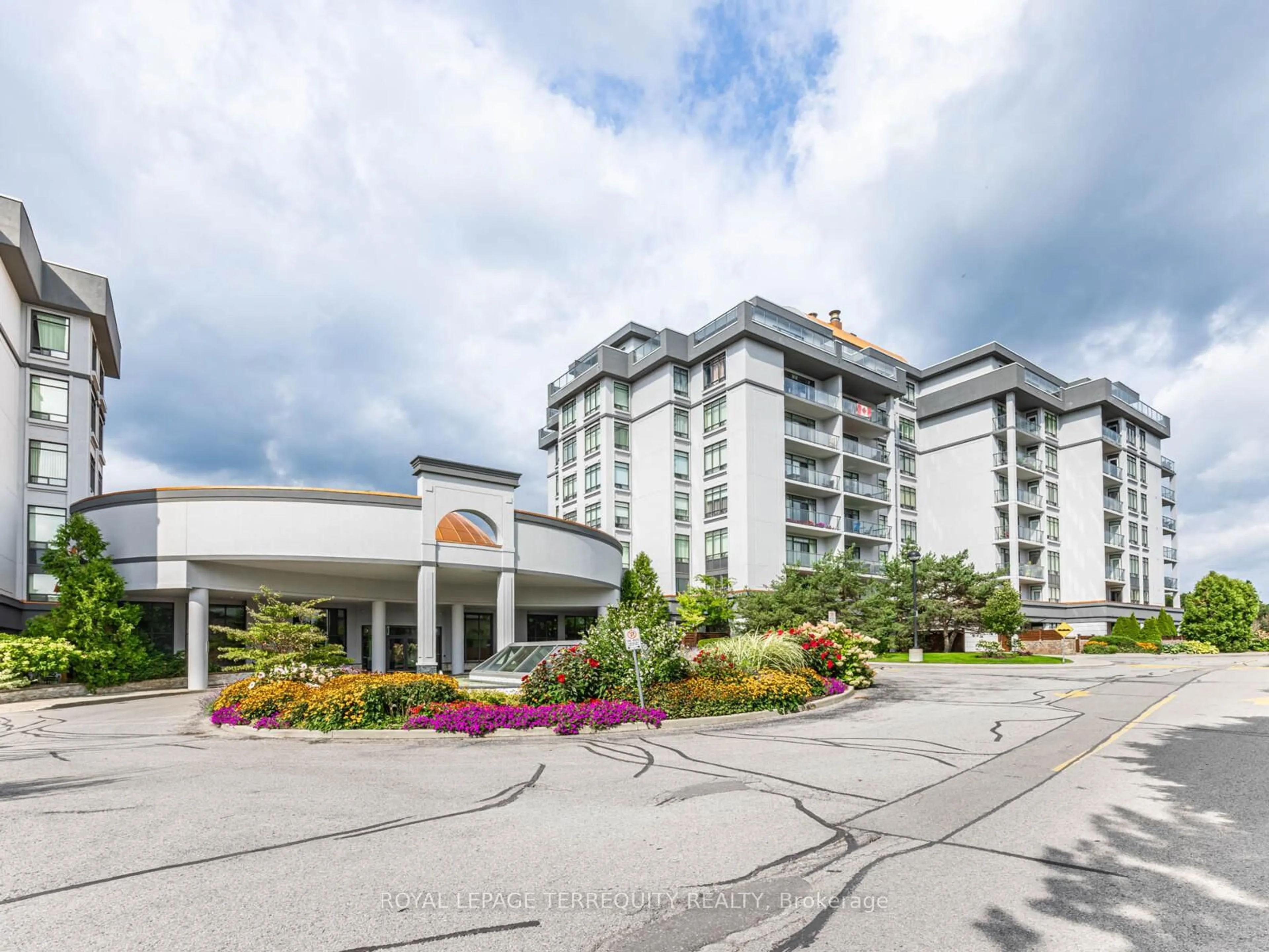 Indoor foyer for 11121 Yonge St #215, Richmond Hill Ontario L4C 0S7