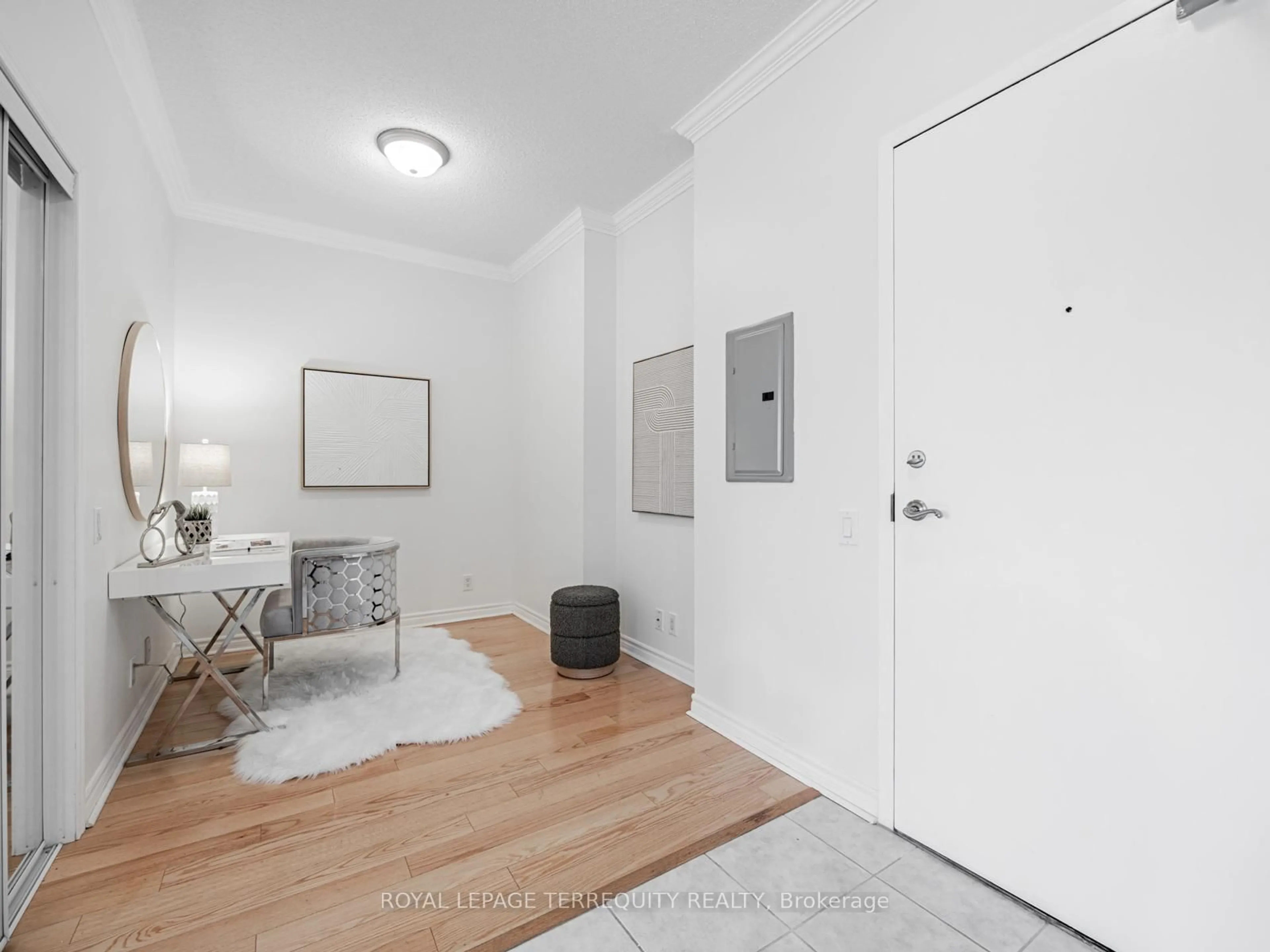 Indoor entryway for 11121 Yonge St #215, Richmond Hill Ontario L4C 0S7