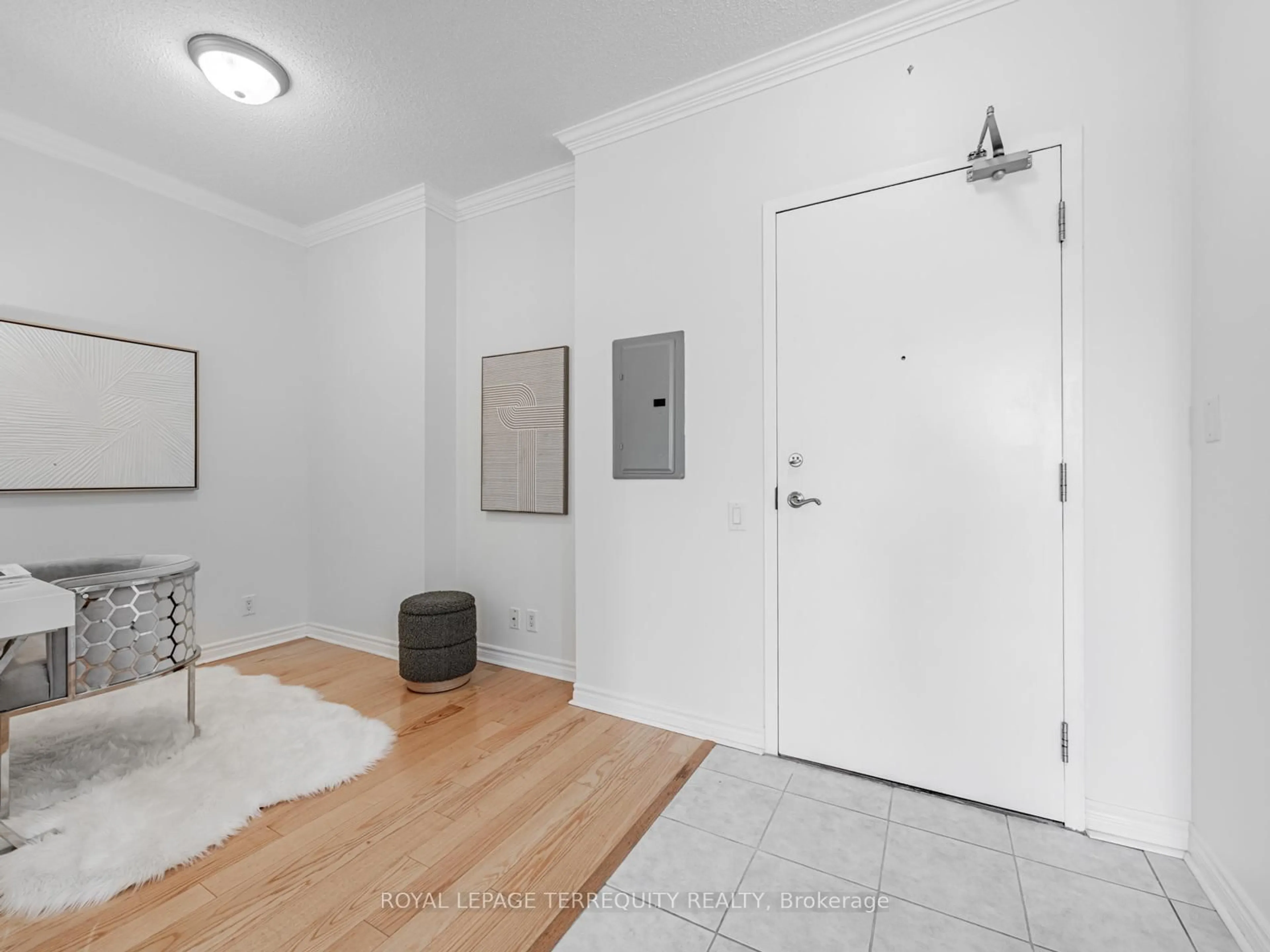 Indoor entryway for 11121 Yonge St #215, Richmond Hill Ontario L4C 0S7