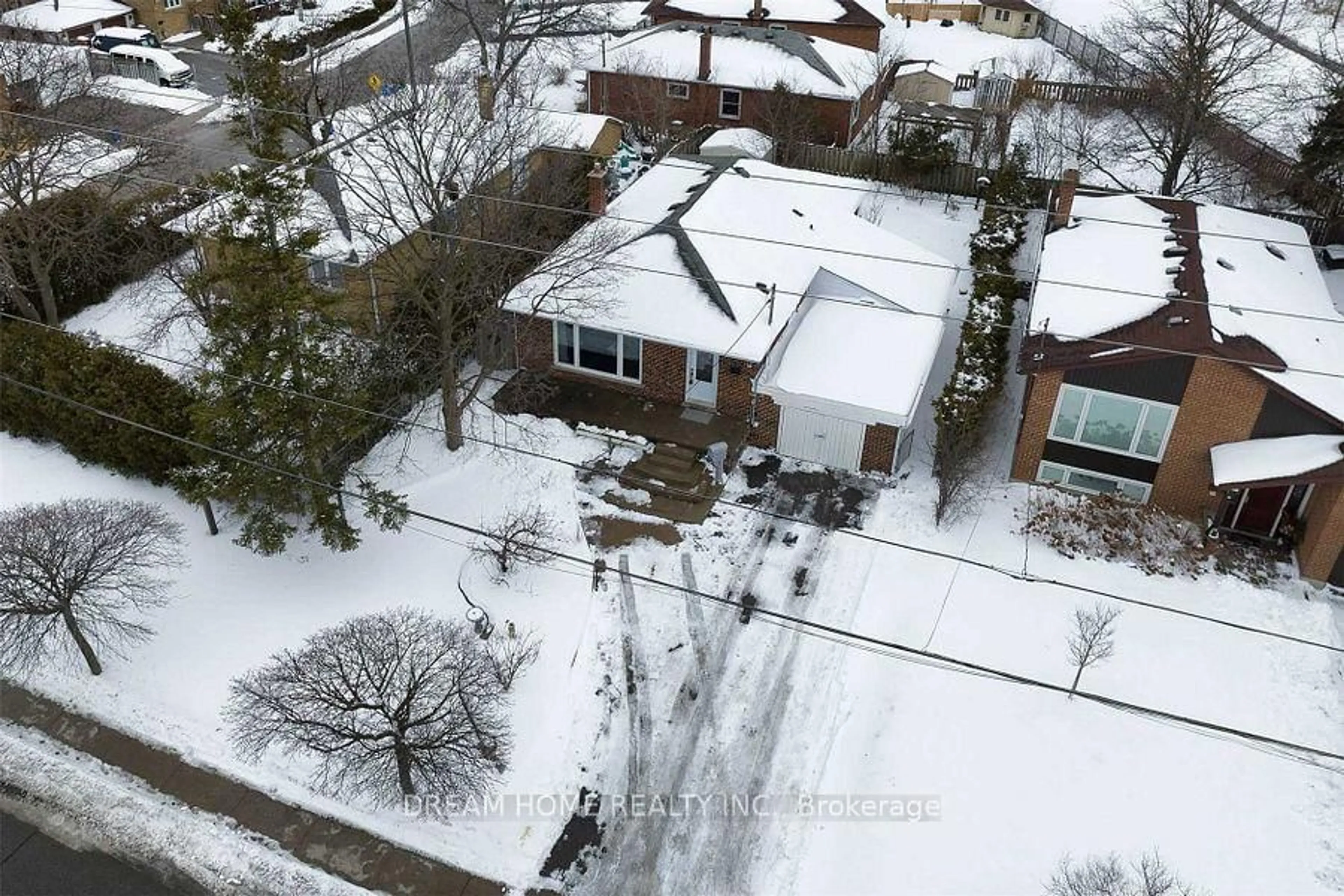 A pic from outside/outdoor area/front of a property/back of a property/a pic from drone, street for 302 Crosby Ave, Richmond Hill Ontario L4C 2R6