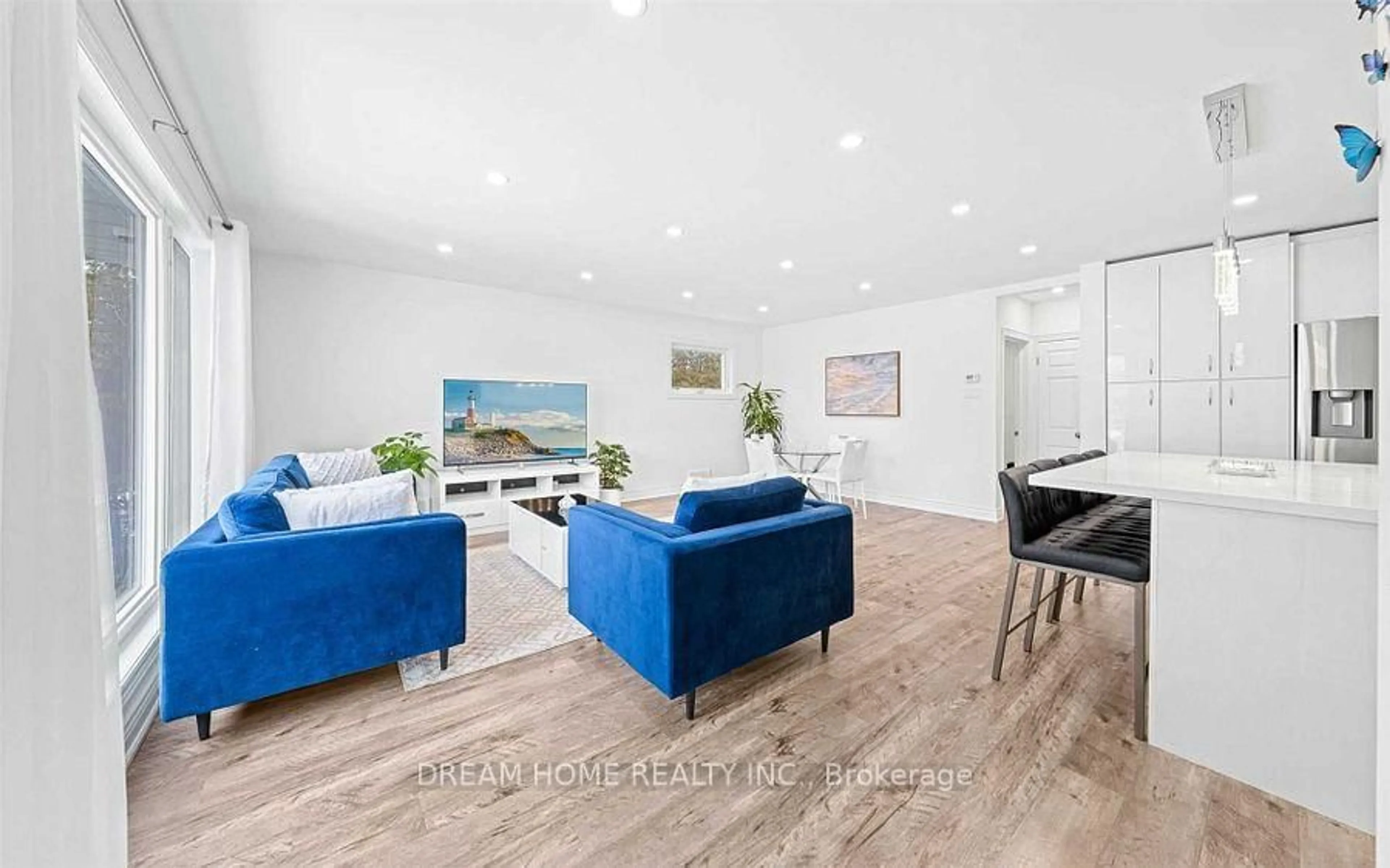 Living room with furniture, unknown for 302 Crosby Ave, Richmond Hill Ontario L4C 2R6