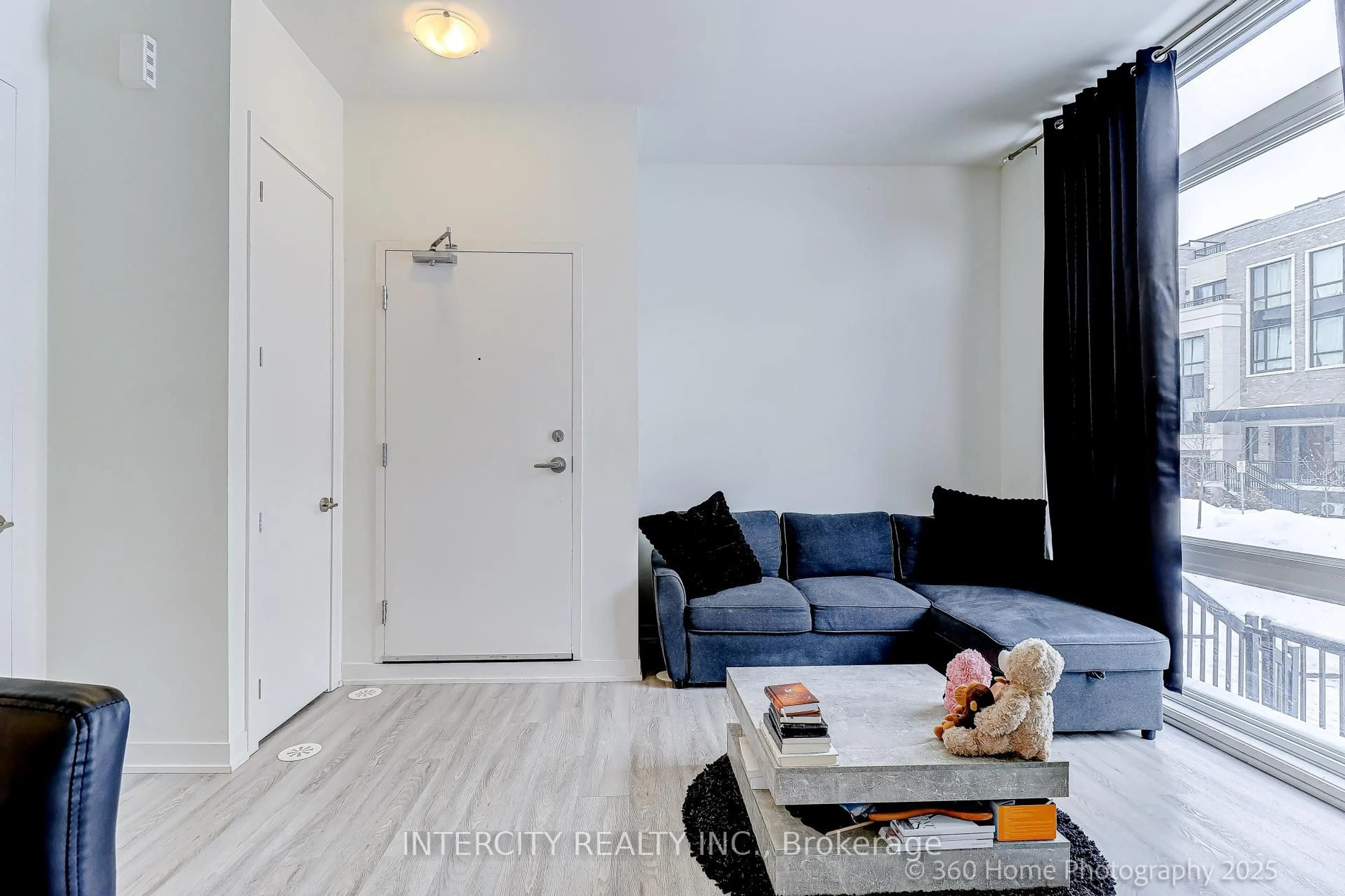 Living room with furniture, unknown for 11 David Eyer Rd #1504, Richmond Hill Ontario L4S 1M4