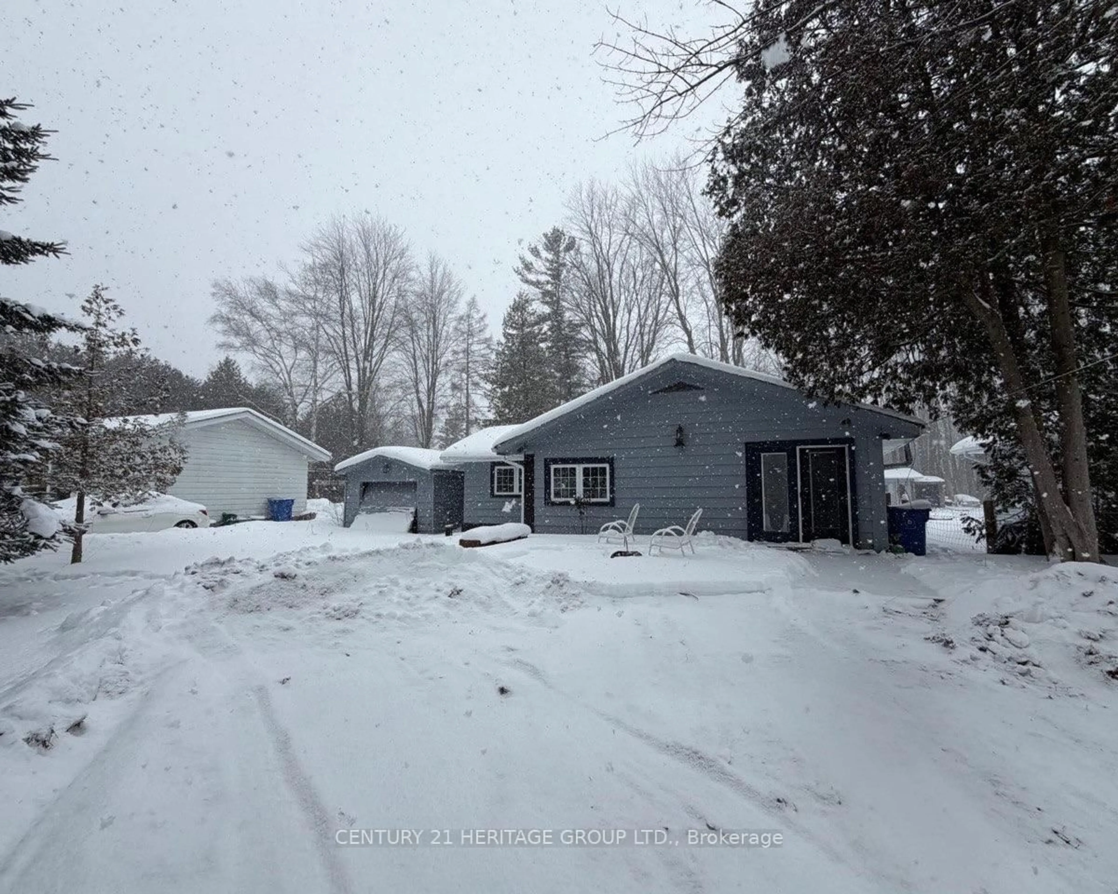 A pic from outside/outdoor area/front of a property/back of a property/a pic from drone, street for 26826 Park Rd, Georgina Ontario L0E 1R0