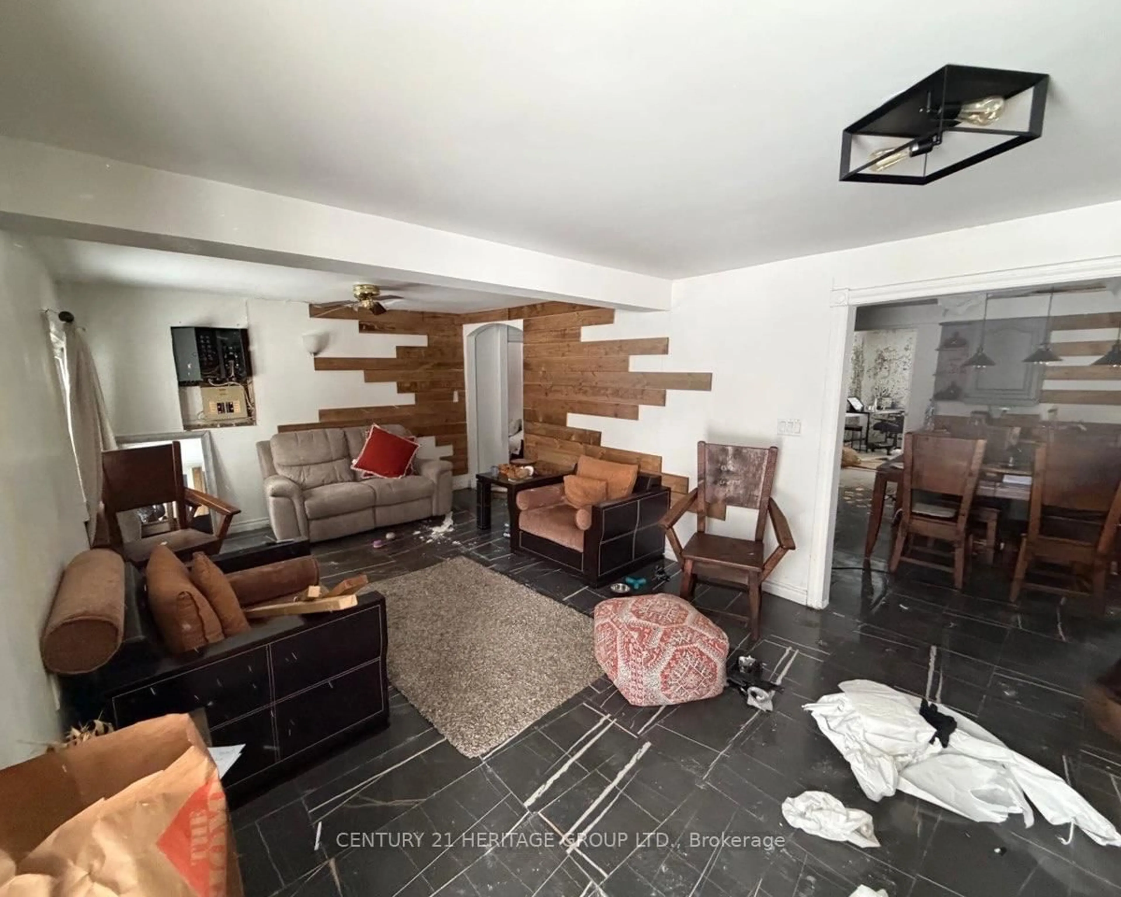 Living room with furniture, unknown for 26826 Park Rd, Georgina Ontario L0E 1R0