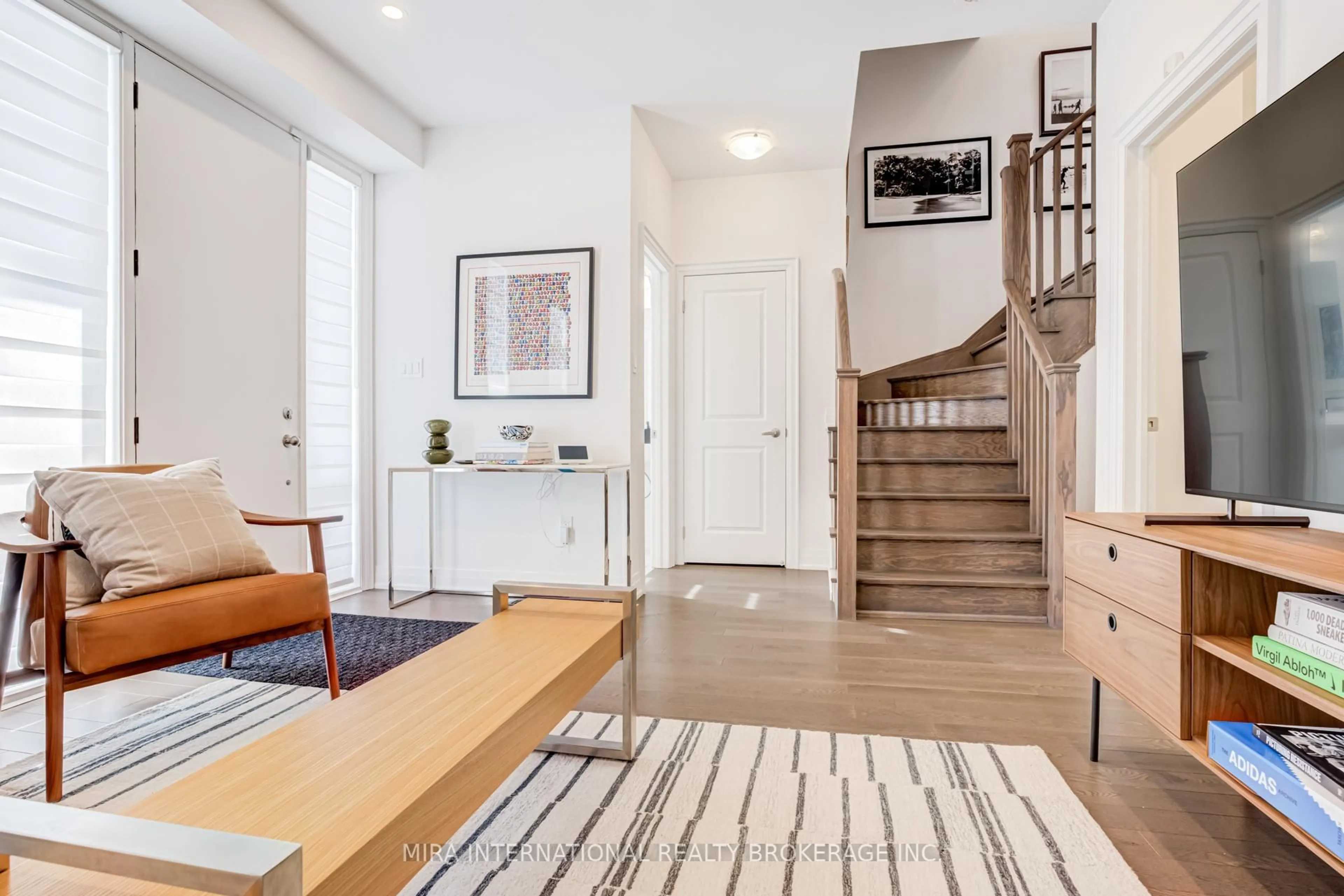 Indoor entryway for 304 King Rd, Richmond Hill Ontario L4E 1H4