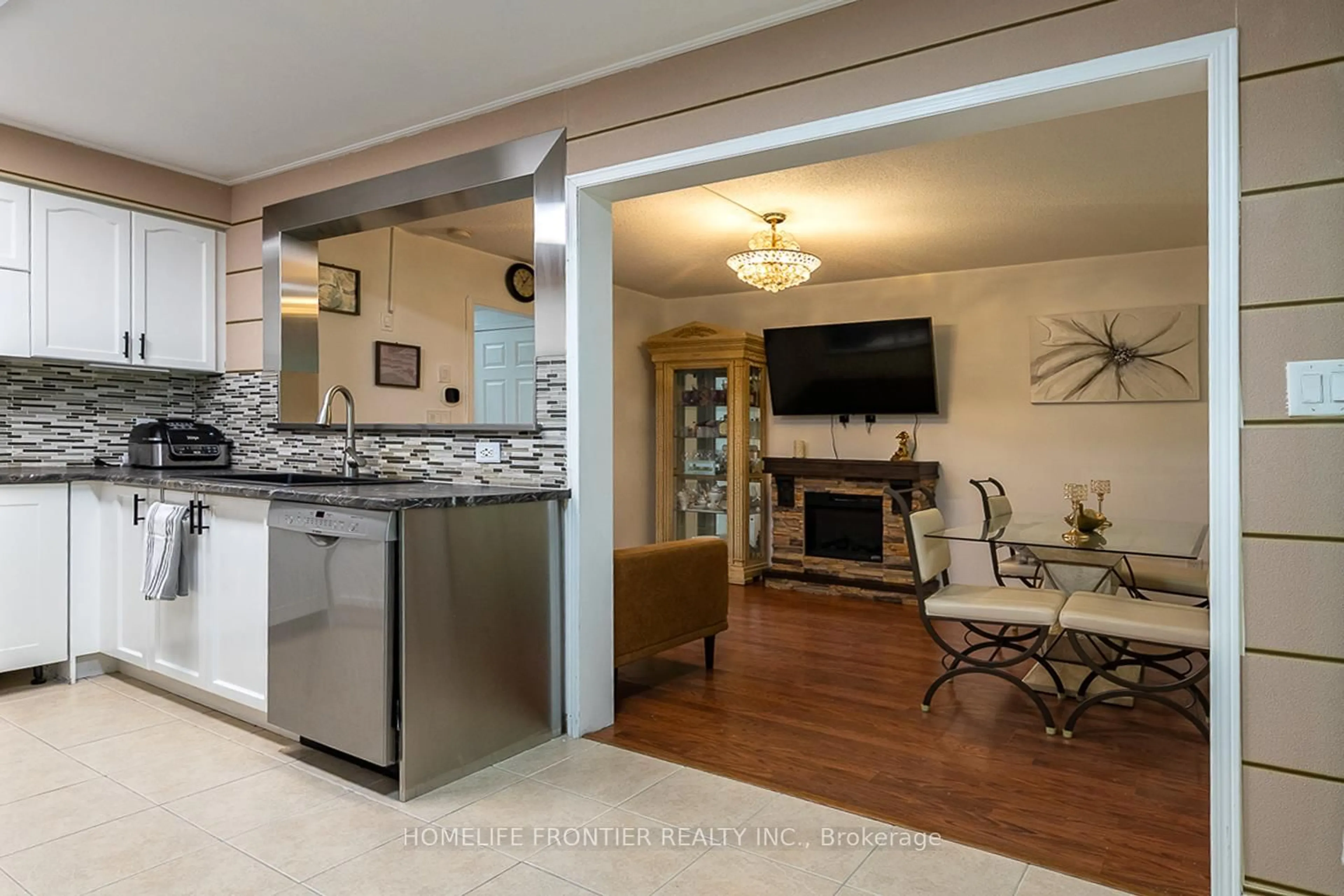 Open concept kitchen, ceramic/tile floor for 65 West Park Ave, Bradford West Gwillimbury Ontario L3Z 0A7