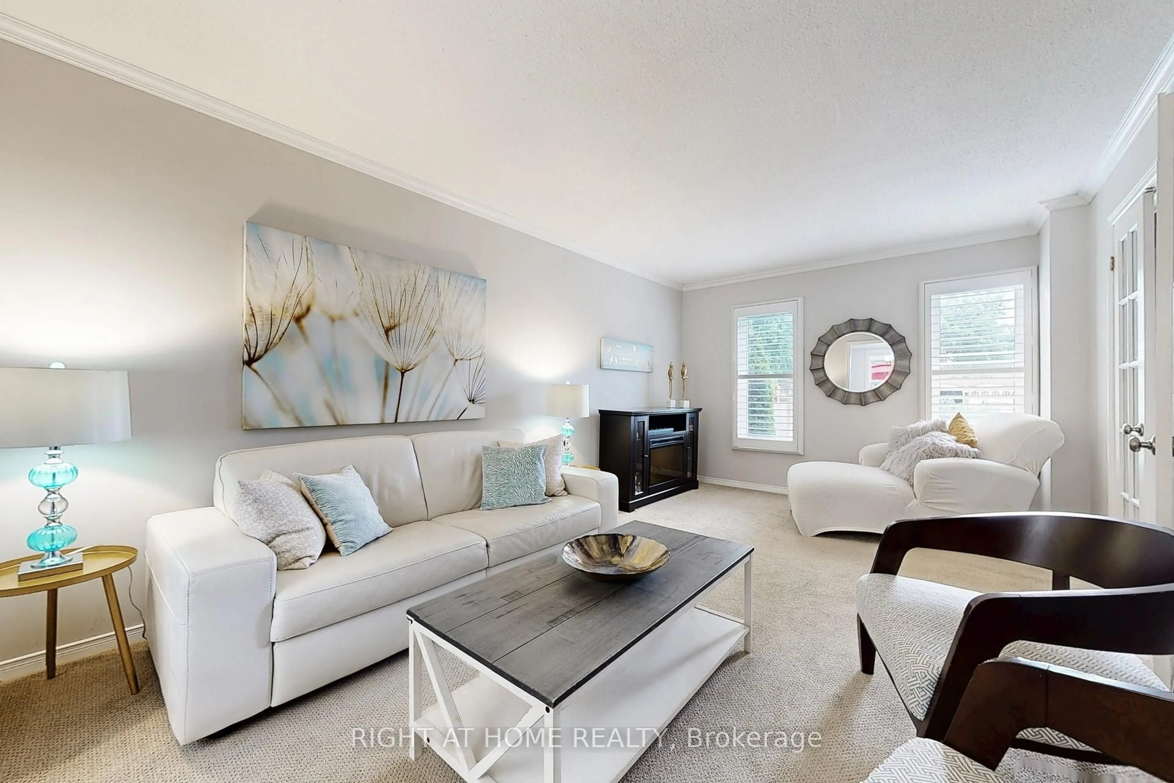 Living room with furniture, unknown for 363 Crossland Gate, Newmarket Ontario L3X 1B5