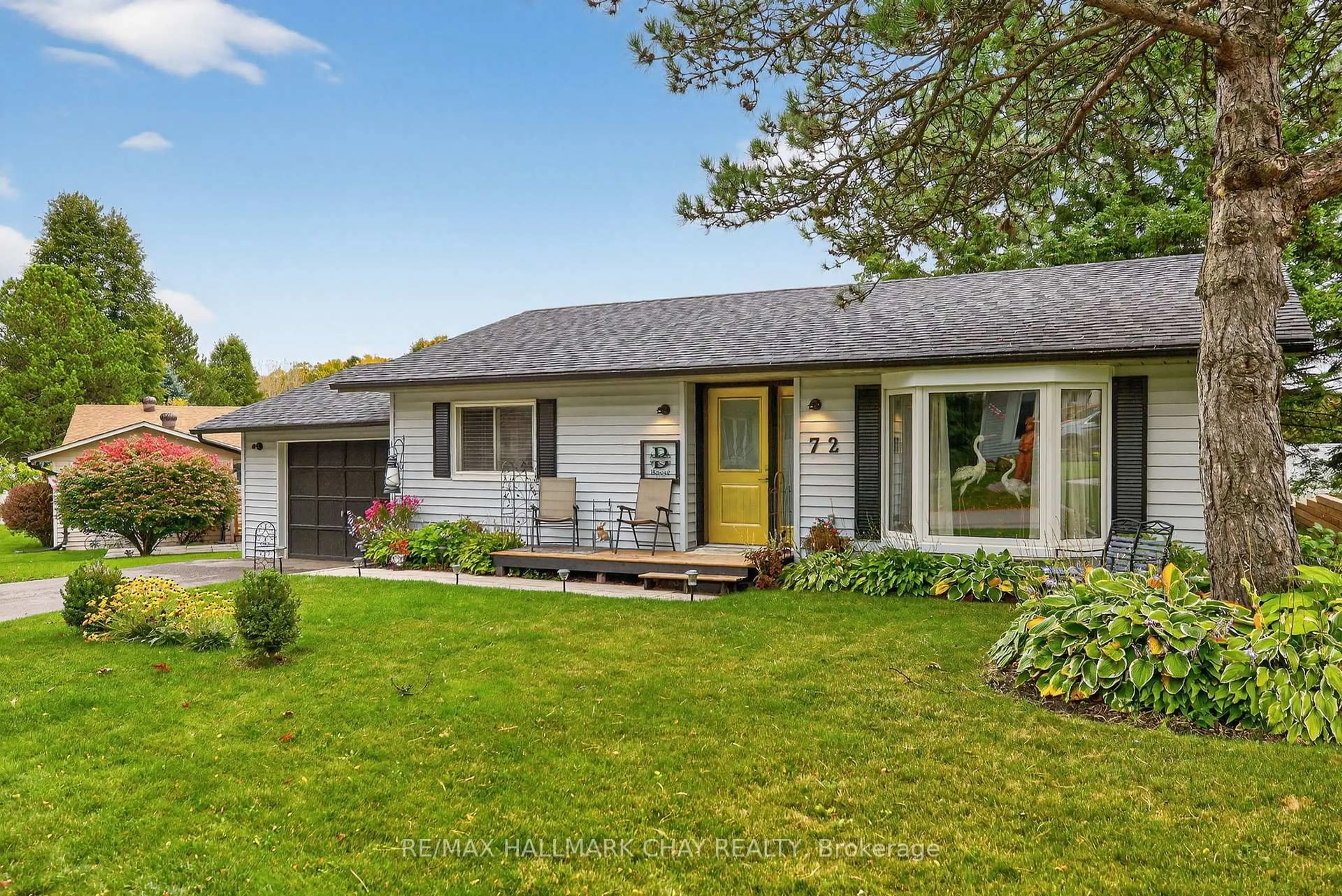 Home with vinyl exterior material, street for 72 Tecumseth Pines Dr, New Tecumseth Ontario L0G 1W0