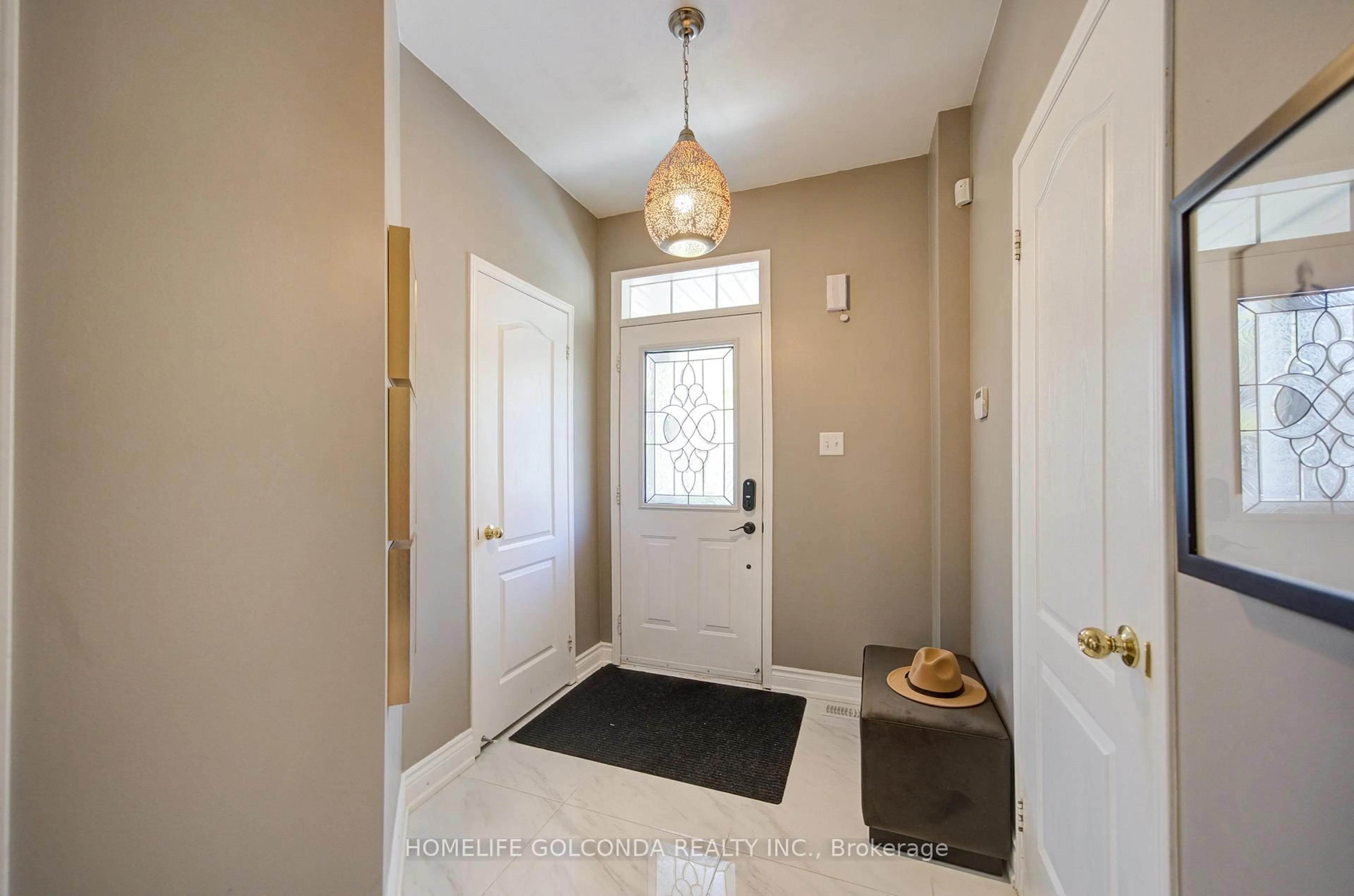 Indoor entryway for 27 Lindcrest Manr, Markham Ontario L6B 0A7