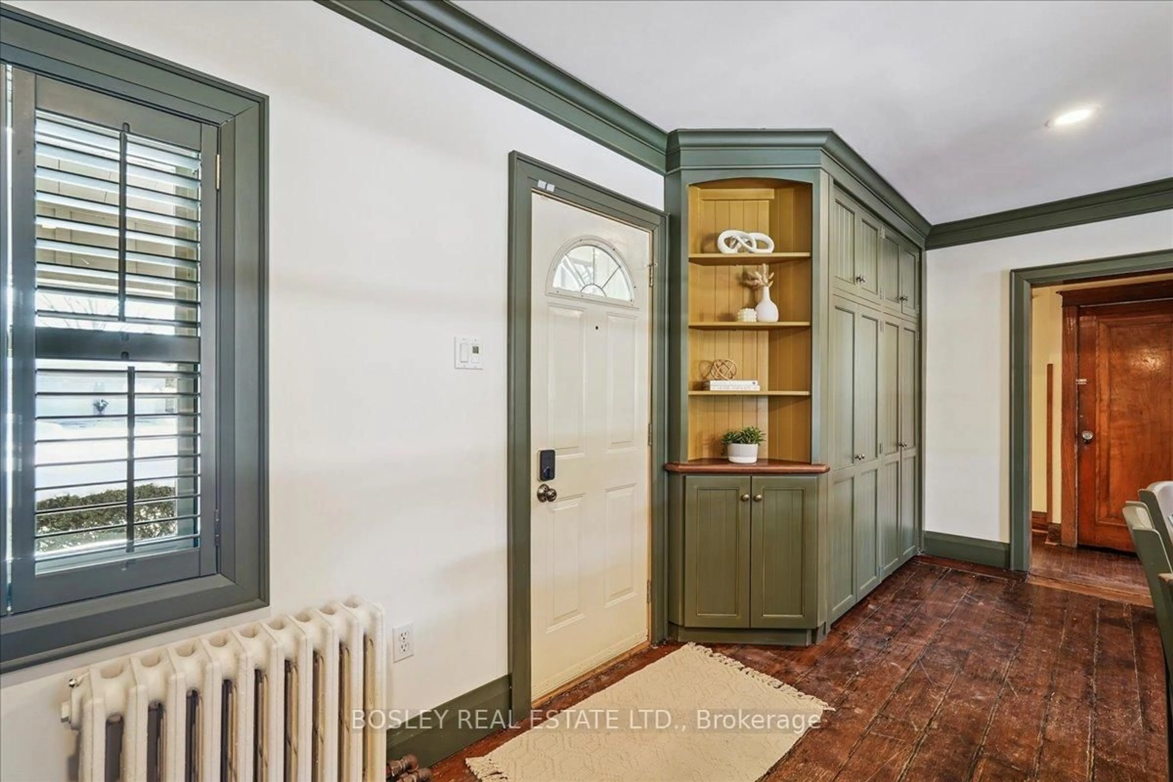 Indoor entryway for 42 Royal Rd, Aurora Ontario L4G 1A9