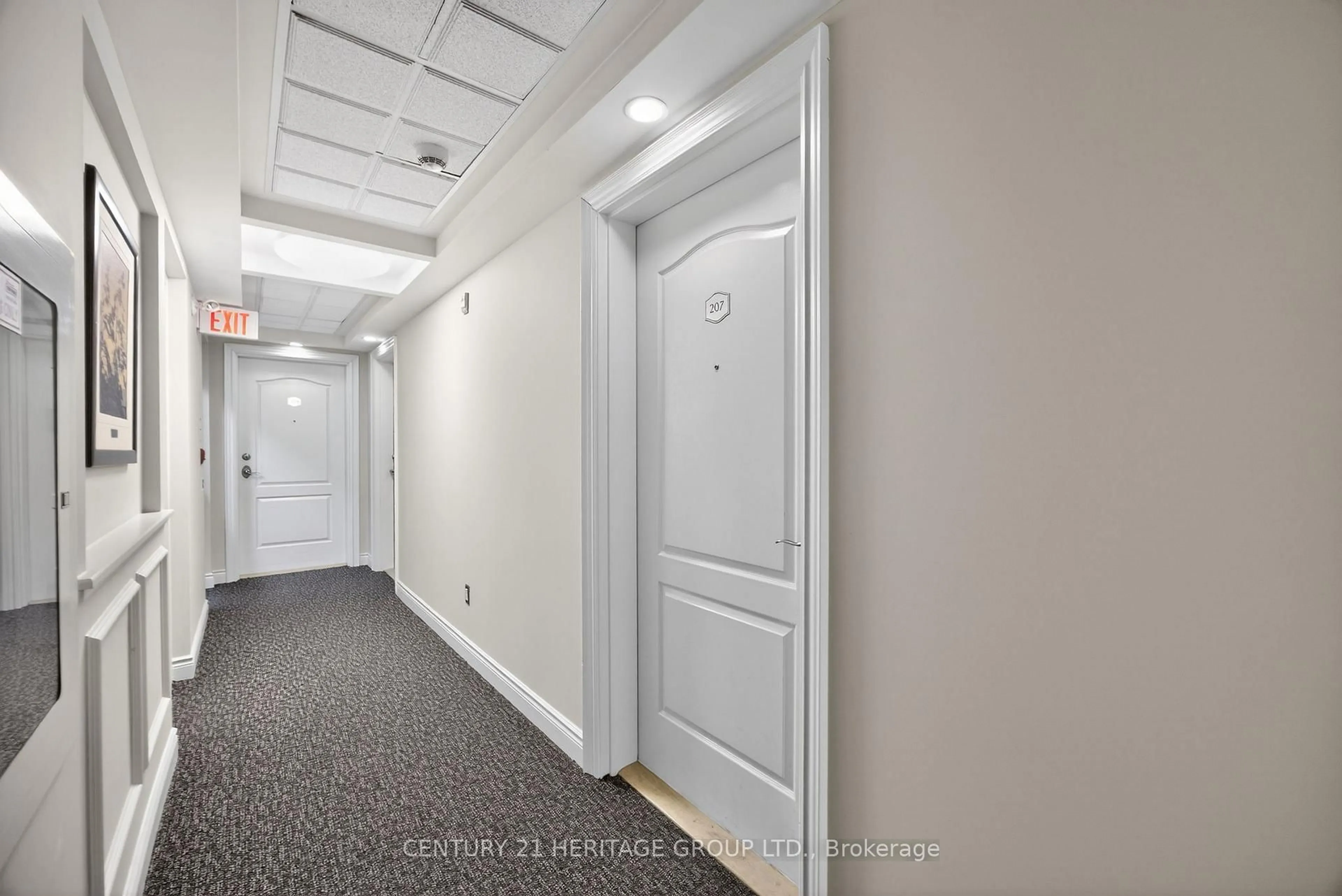 Indoor foyer for 2 Briar Hill Hts #207, New Tecumseth Ontario L9R 2H6