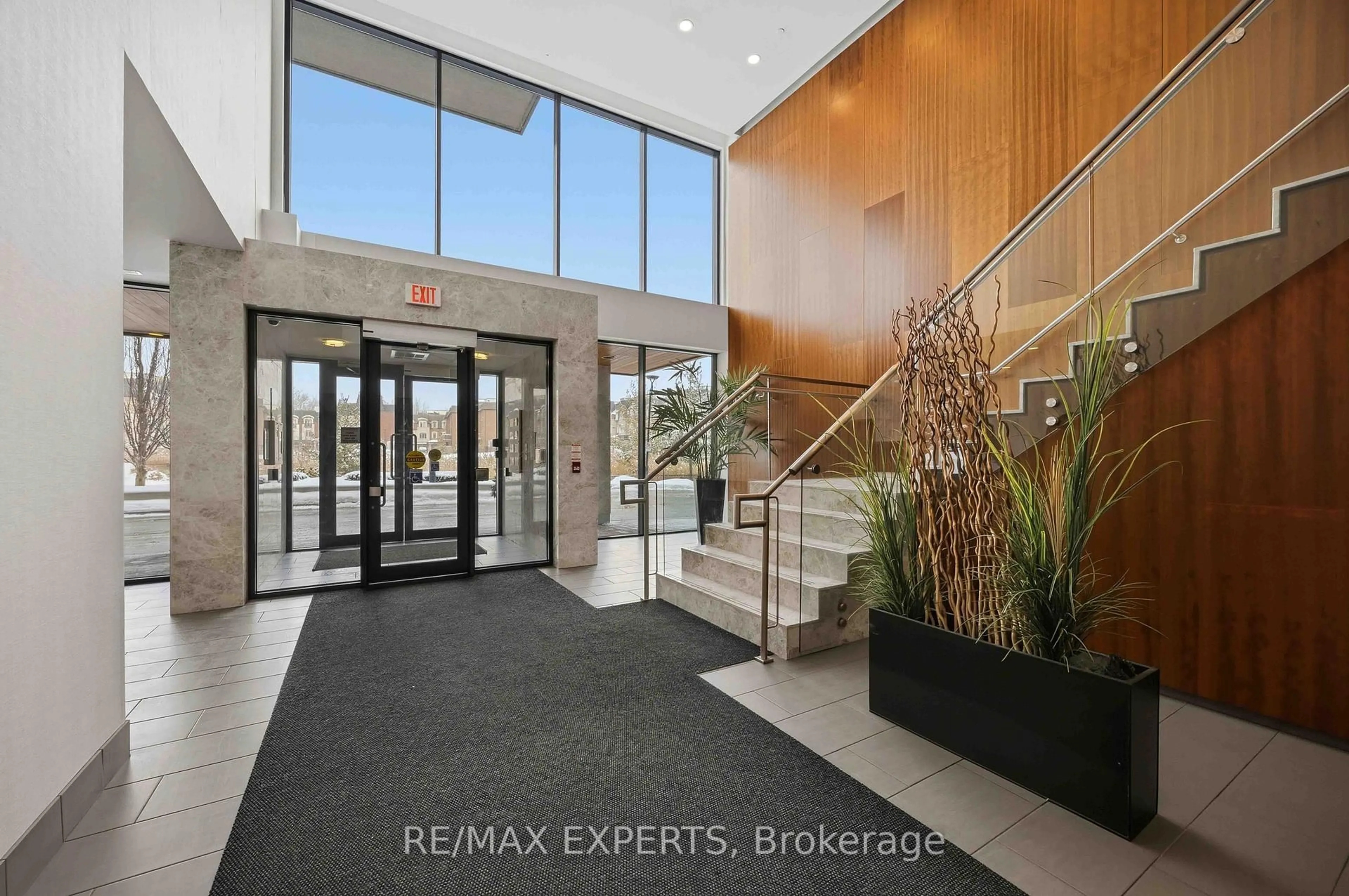 Indoor foyer for 4700 HIGHWAY 7 Rd #501, Vaughan Ontario L4L 0B4