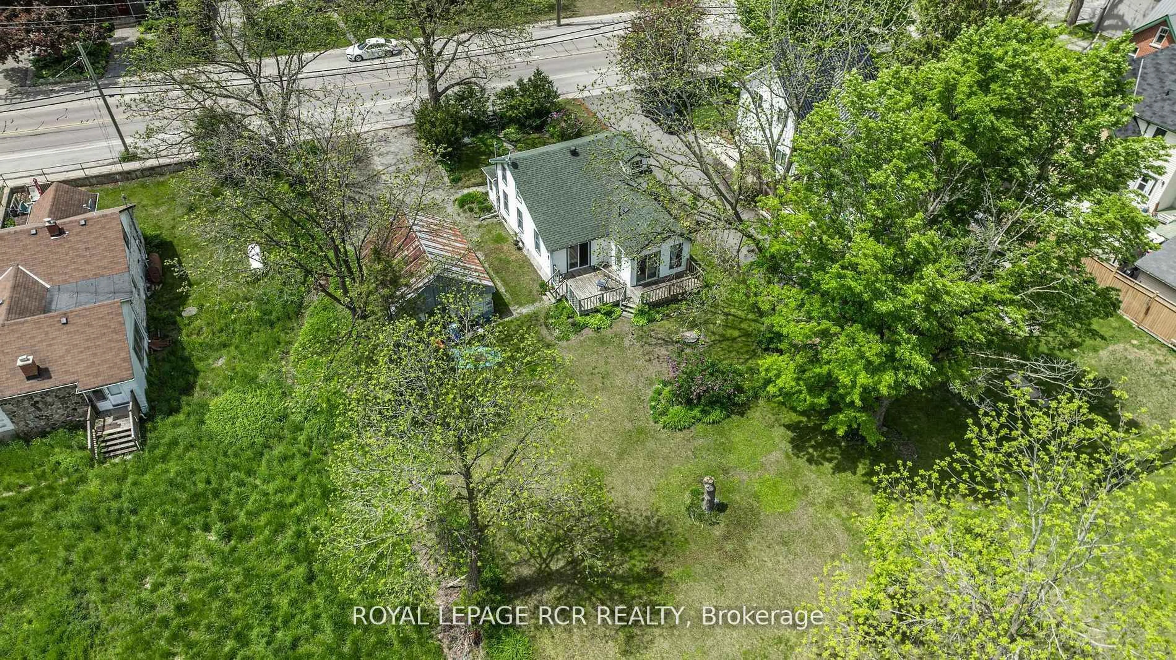 A pic from outside/outdoor area/front of a property/back of a property/a pic from drone, street for 20377 Leslie St, East Gwillimbury Ontario L0G 1R0