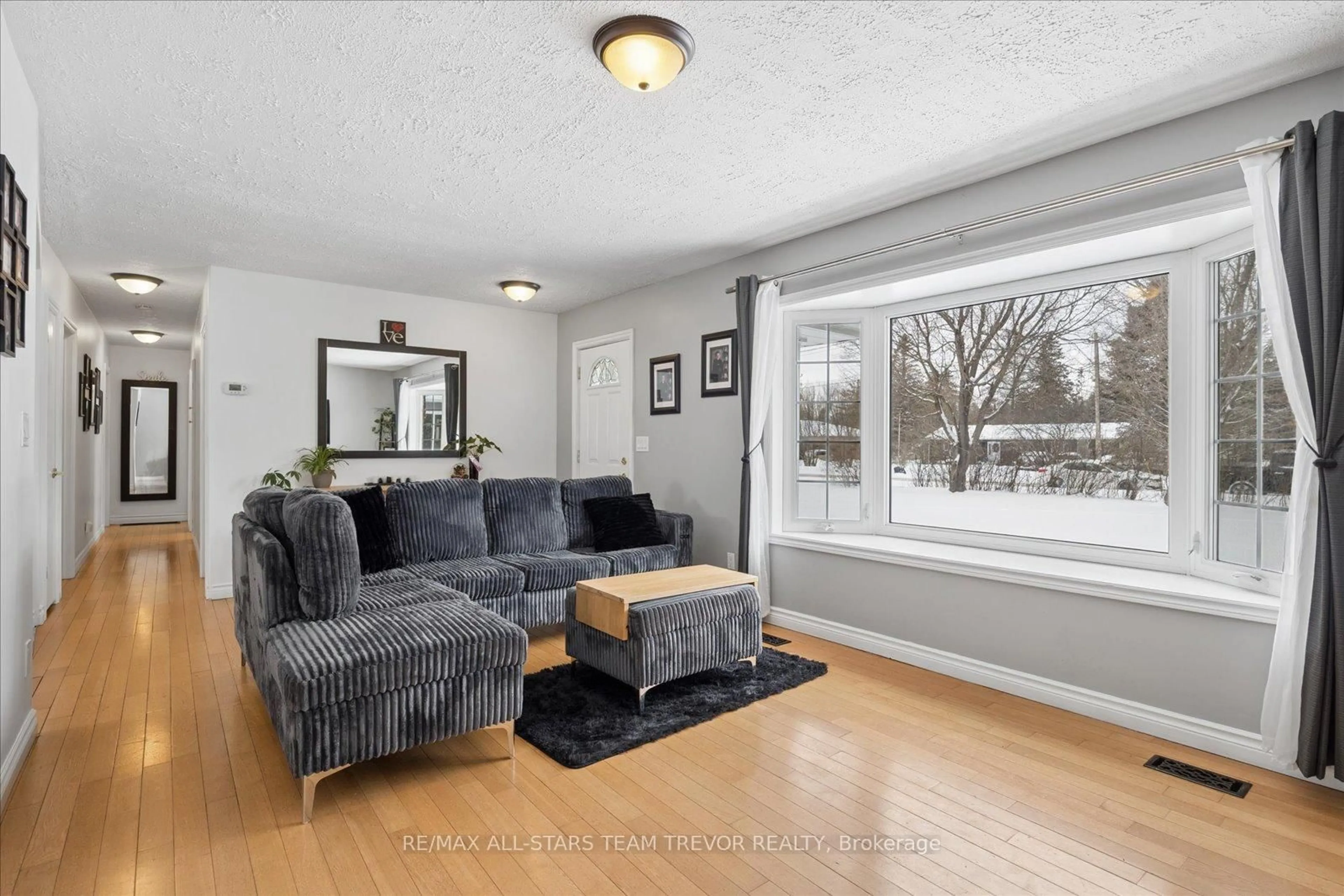 Living room with furniture, unknown for 76 Brook Cres, Georgina Ontario L0E 1N0
