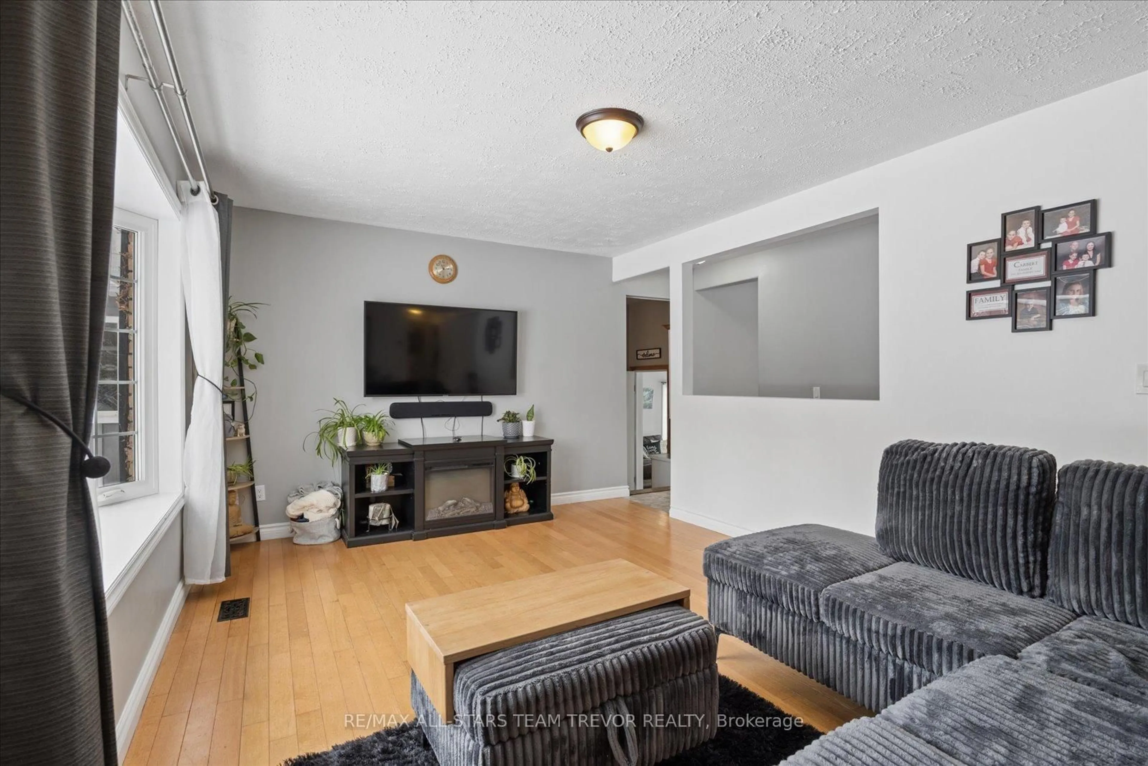 Living room with furniture, unknown for 76 Brook Cres, Georgina Ontario L0E 1N0