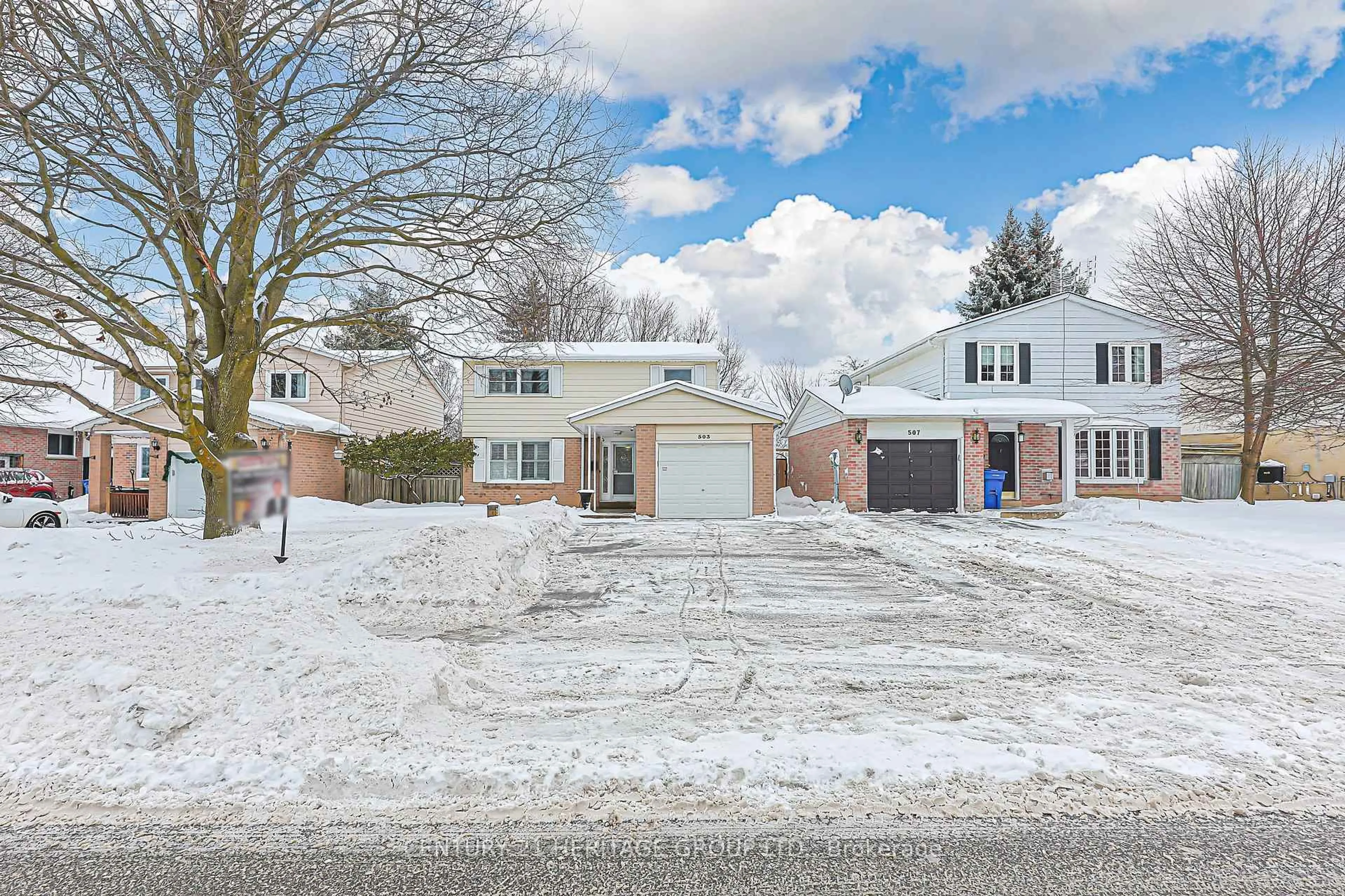 A pic from outside/outdoor area/front of a property/back of a property/a pic from drone, street for 503 Sandford St, Newmarket Ontario L3Y 5E2