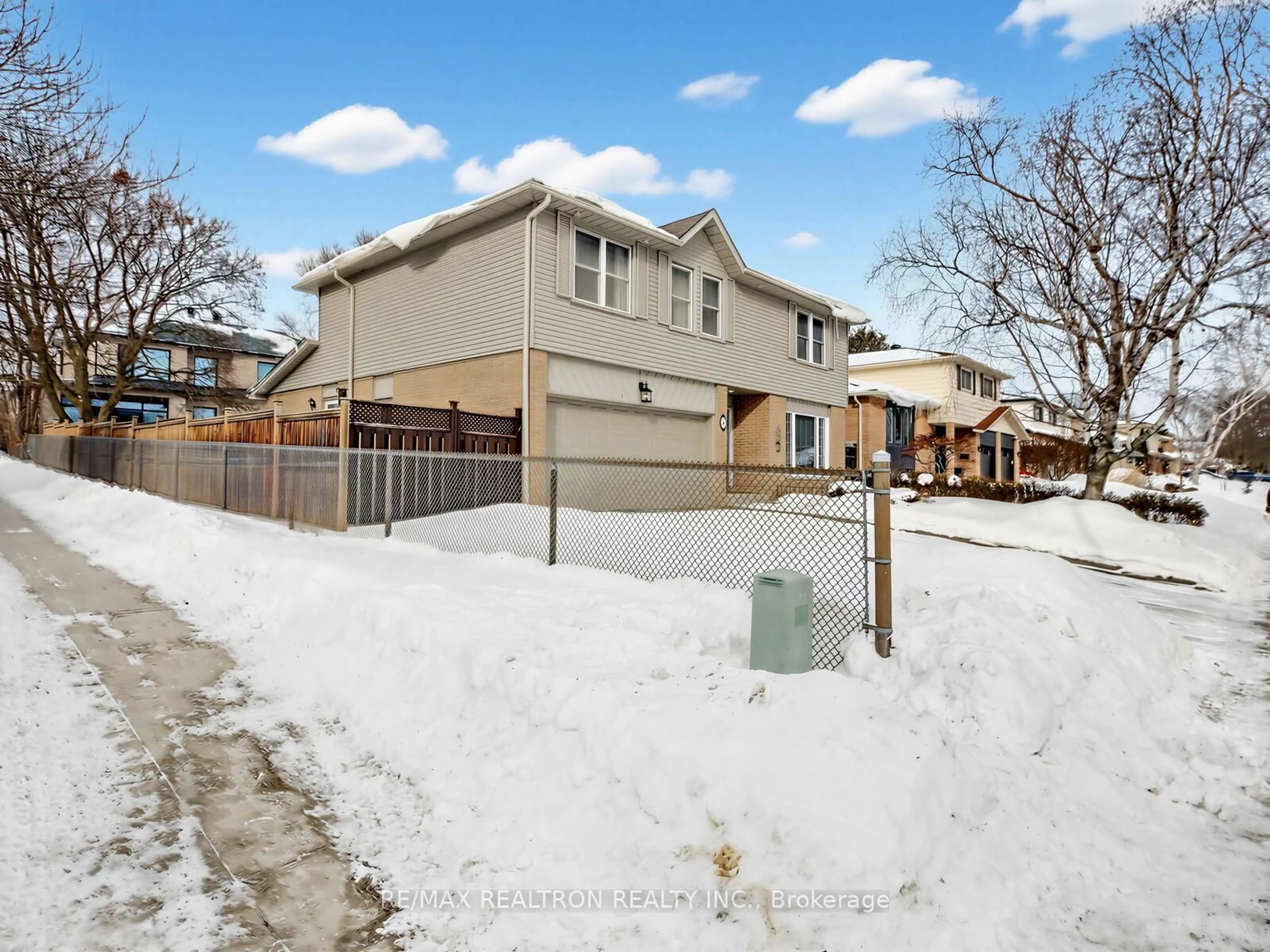 A pic from outside/outdoor area/front of a property/back of a property/a pic from drone, street for 35 Sir Galahad Pl, Markham Ontario L3P 3K7
