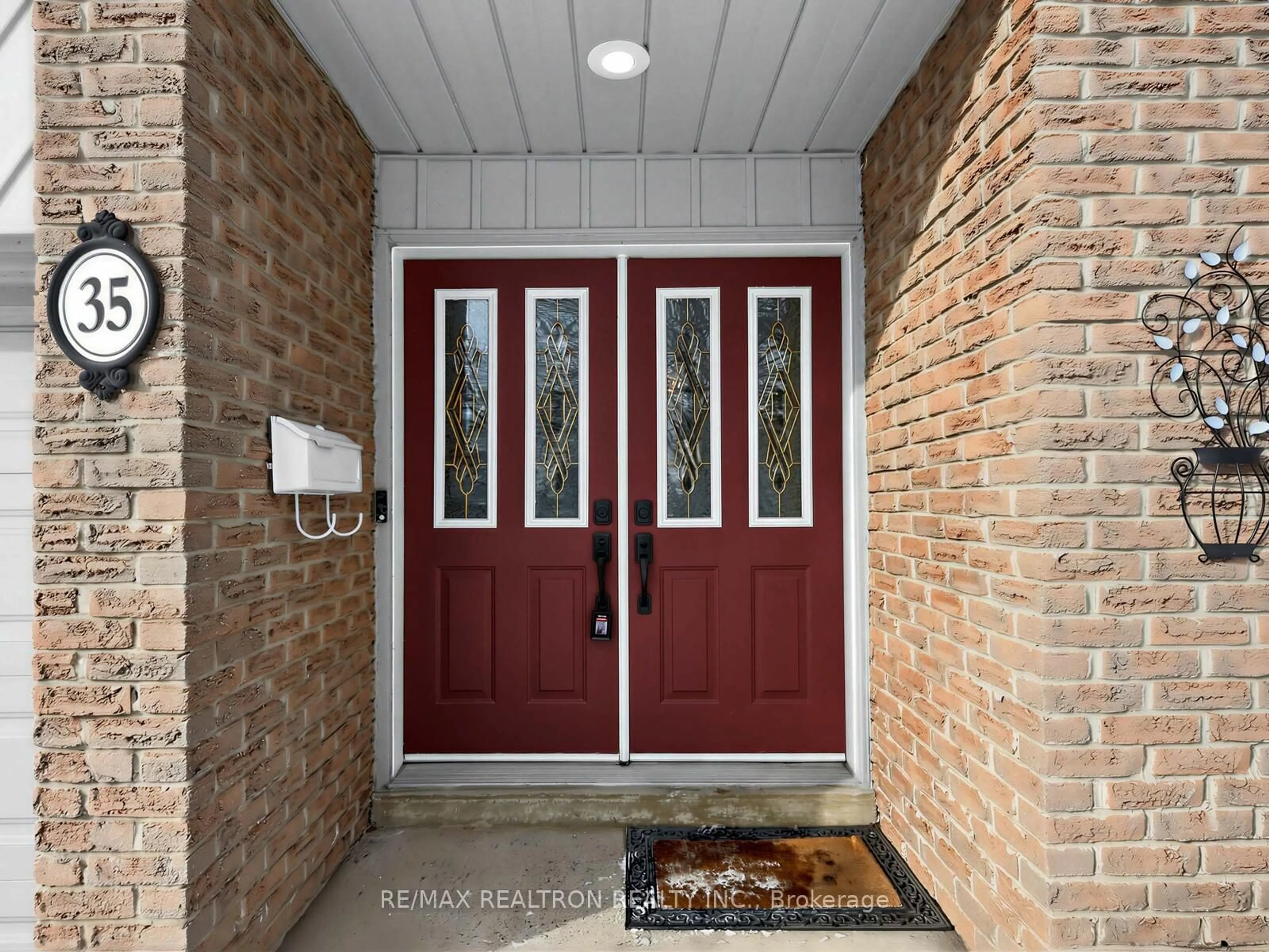 Indoor entryway for 35 Sir Galahad Pl, Markham Ontario L3P 3K7