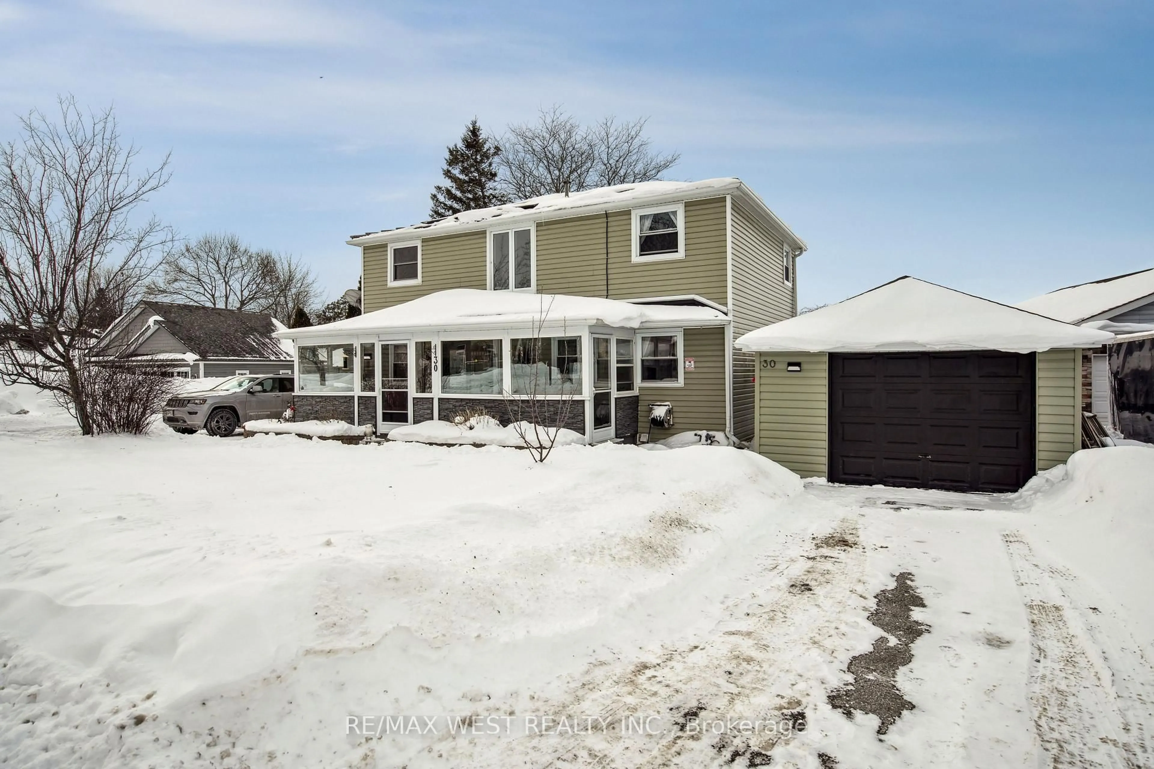 A pic from outside/outdoor area/front of a property/back of a property/a pic from drone, street for 30 Quiet Heights Lane, Georgina Ontario L4P 3C8