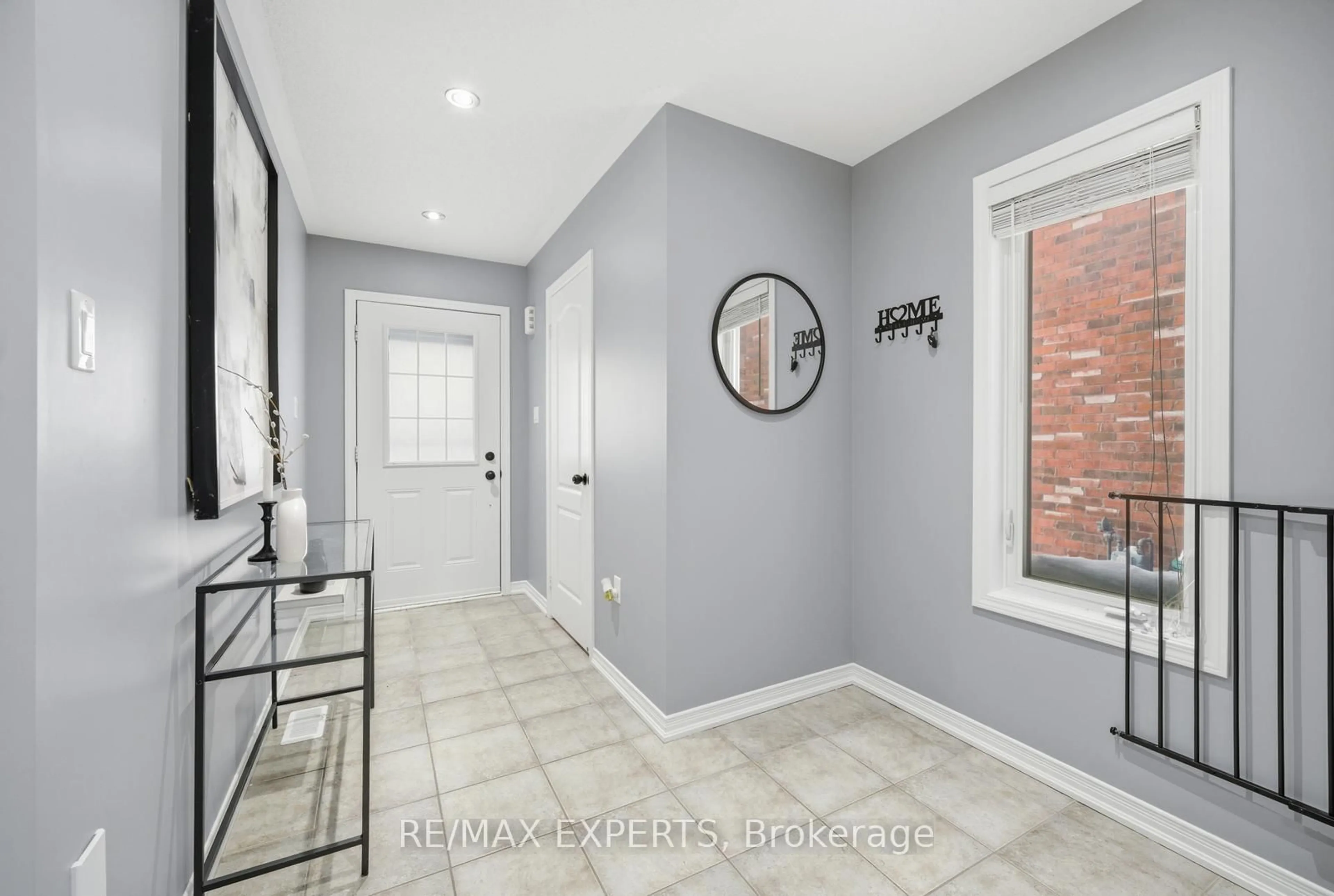 Indoor entryway for 43 Carter St, Bradford West Gwillimbury Ontario L3Z 0C1