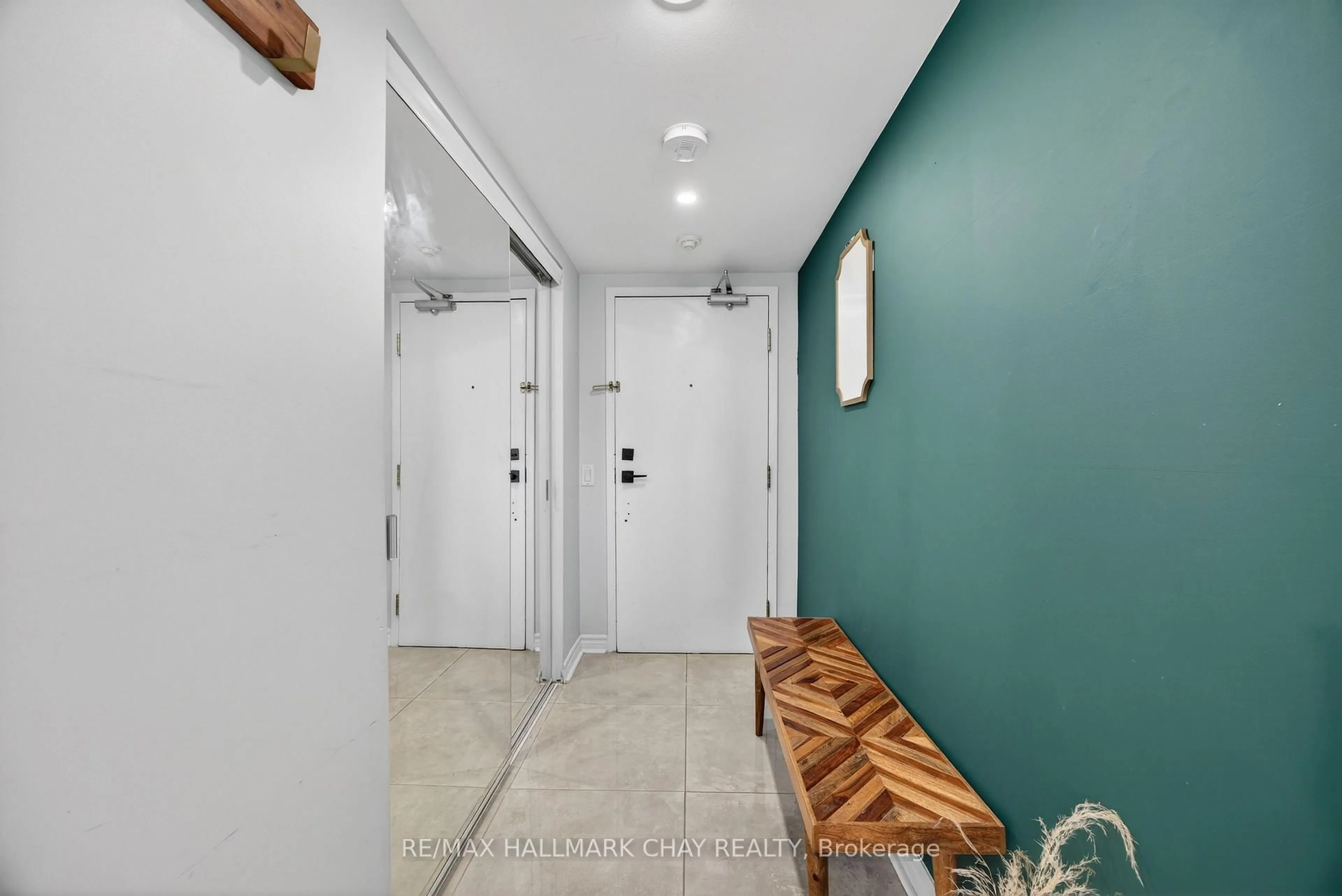 Indoor entryway for 160 Wellington St #508, Aurora Ontario L4G 1J3