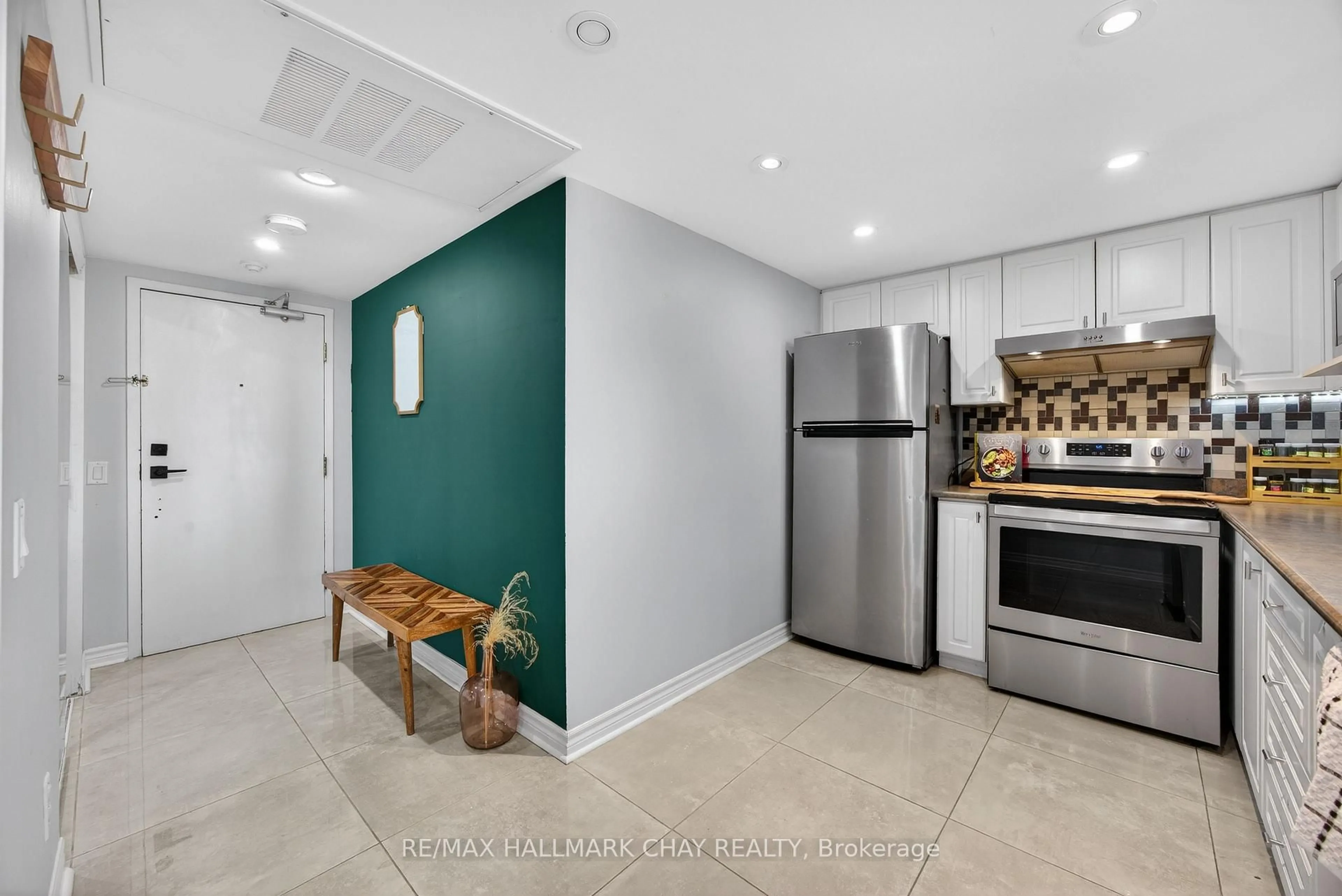 Open concept kitchen, ceramic/tile floor for 160 Wellington St #508, Aurora Ontario L4G 1J3