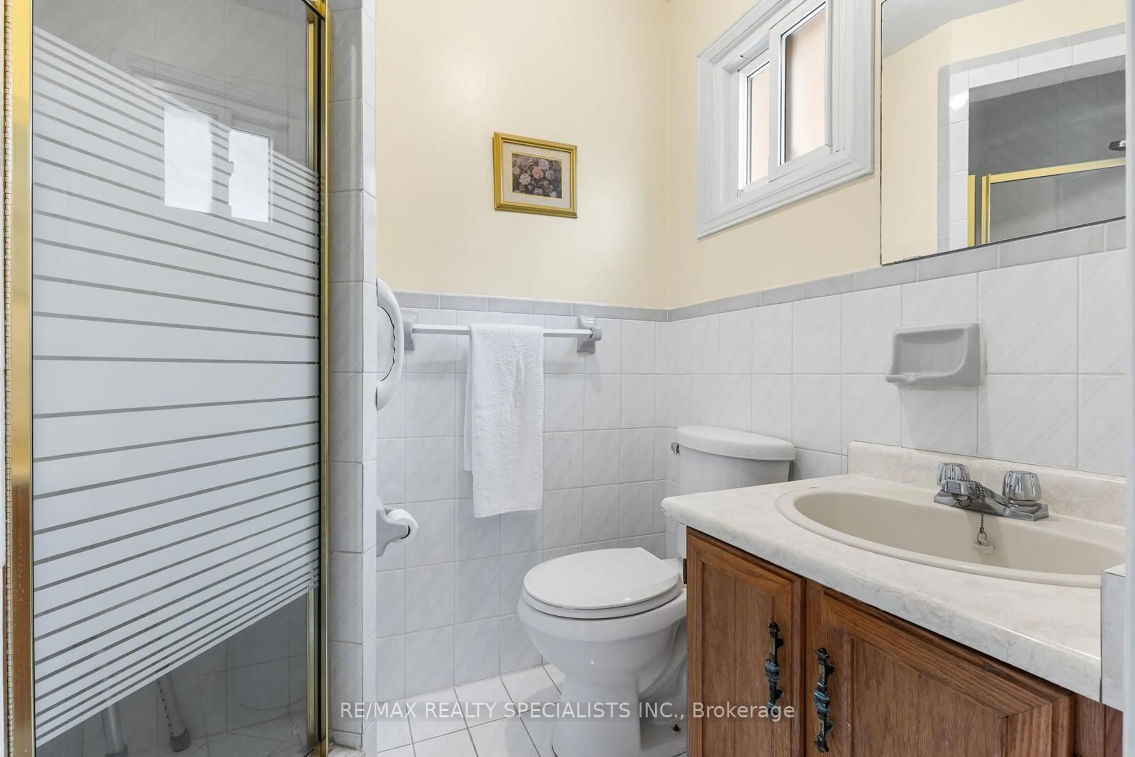 Standard bathroom, ceramic/tile floor for 81 Bendamere Cres, Markham Ontario L3P 6Y1