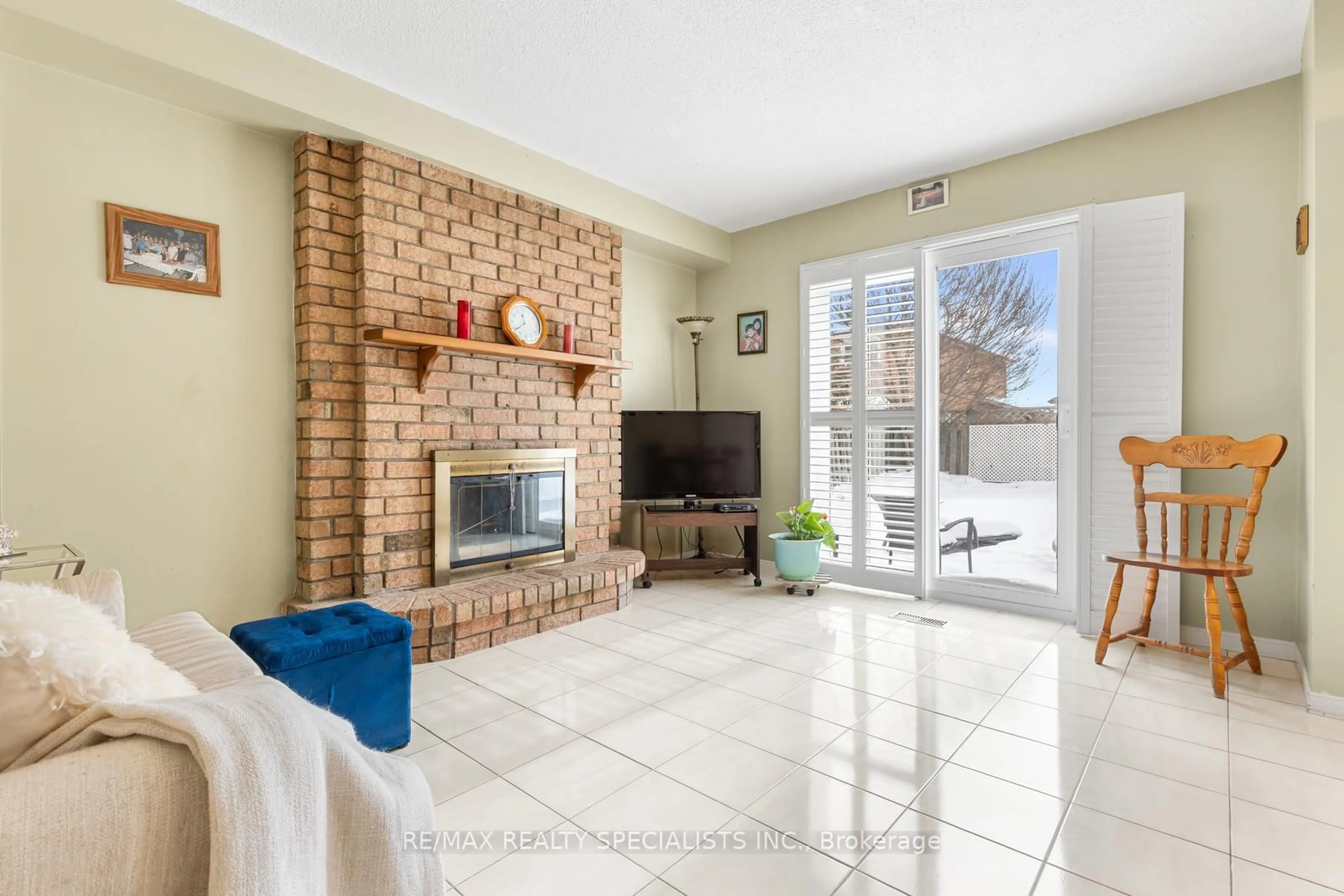Living room with furniture, ceramic/tile floor for 81 Bendamere Cres, Markham Ontario L3P 6Y1