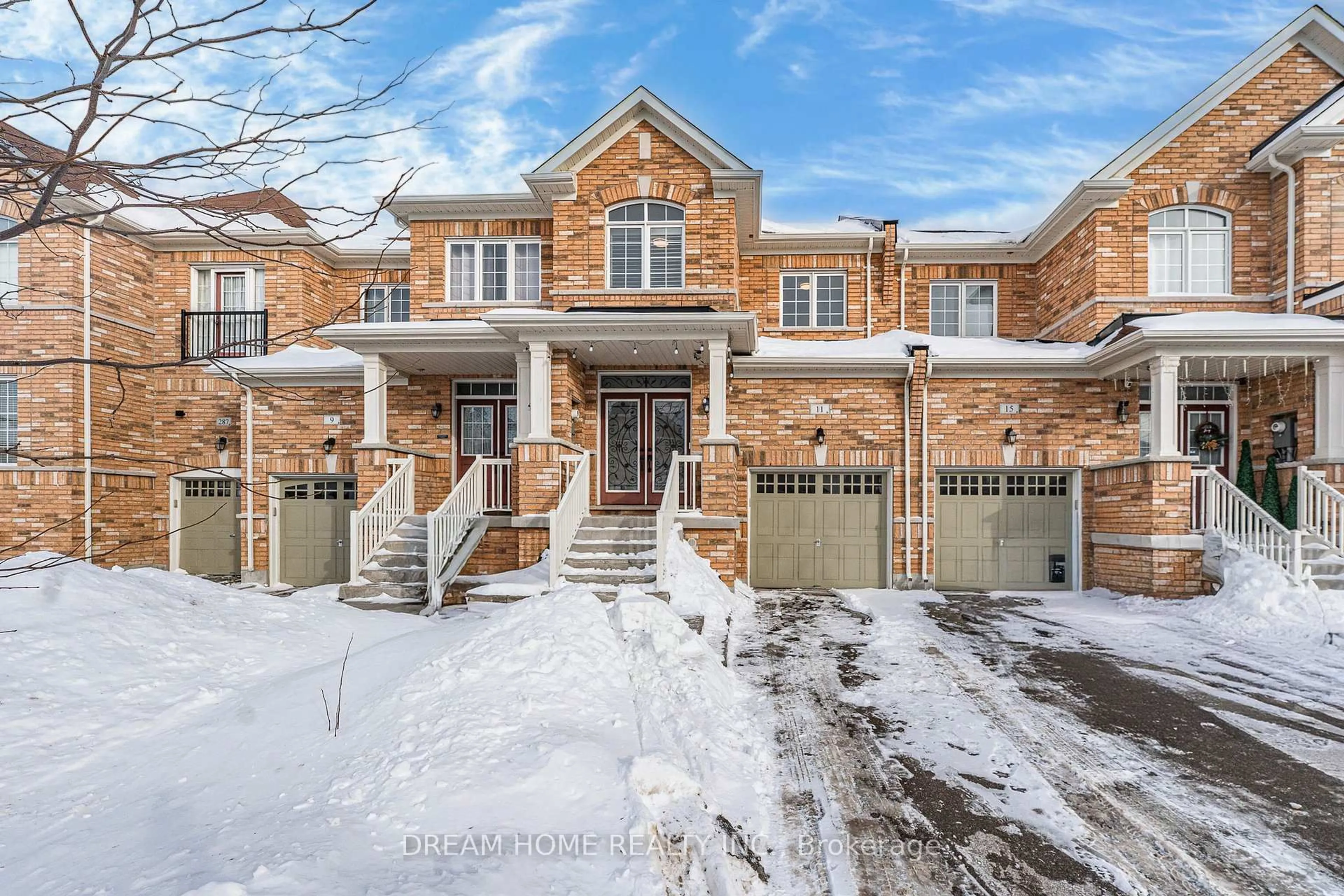 Home with brick exterior material, street for 11 Homer Cres, Aurora Ontario L4G 1B7